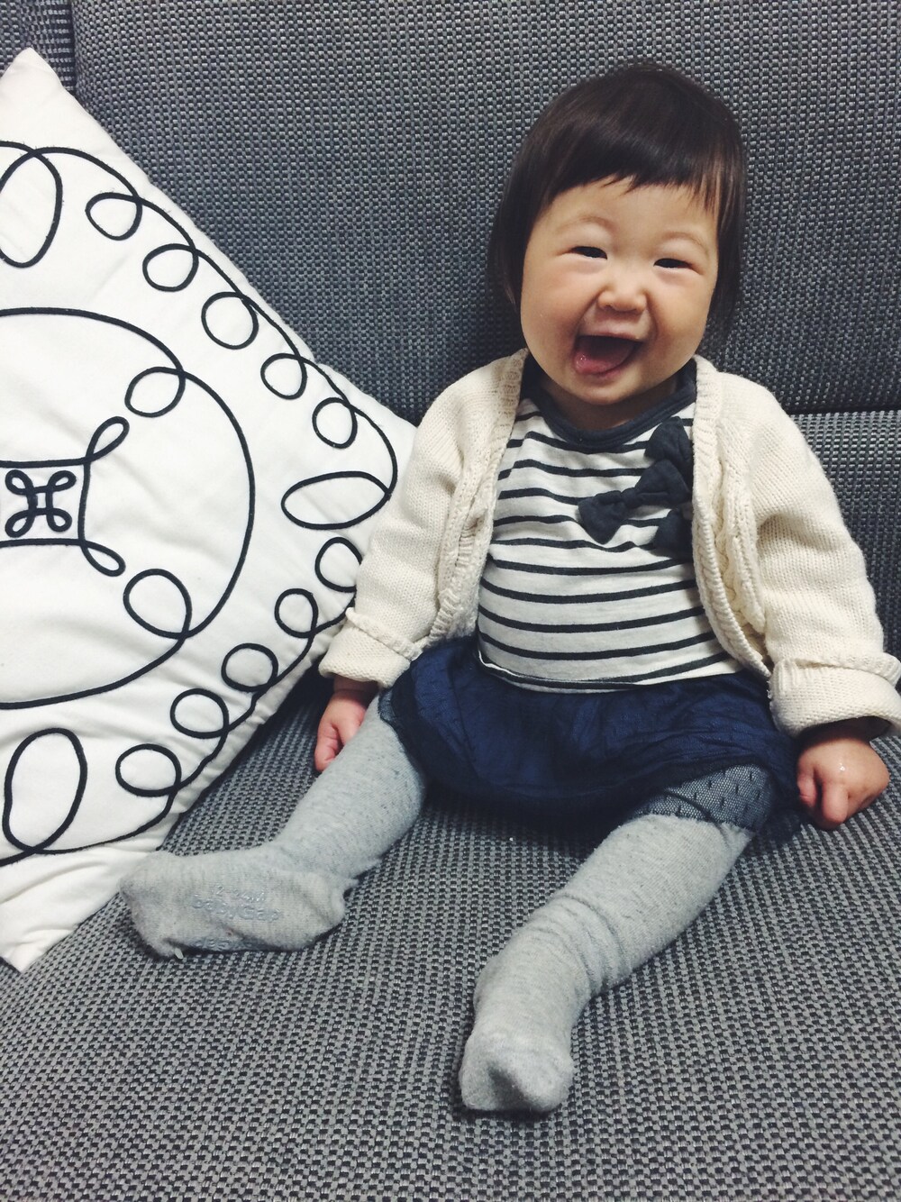 「赤ちゃん、baby、白ニット、ボーダーワンピース、リボン」｜「Love&Peace&Moneyのチュチュ　長袖ワンピース（ワンピース、ブルー系）」を使った、makoさん（キッズ・70cm）の冬コーディネートの1枚目の写真