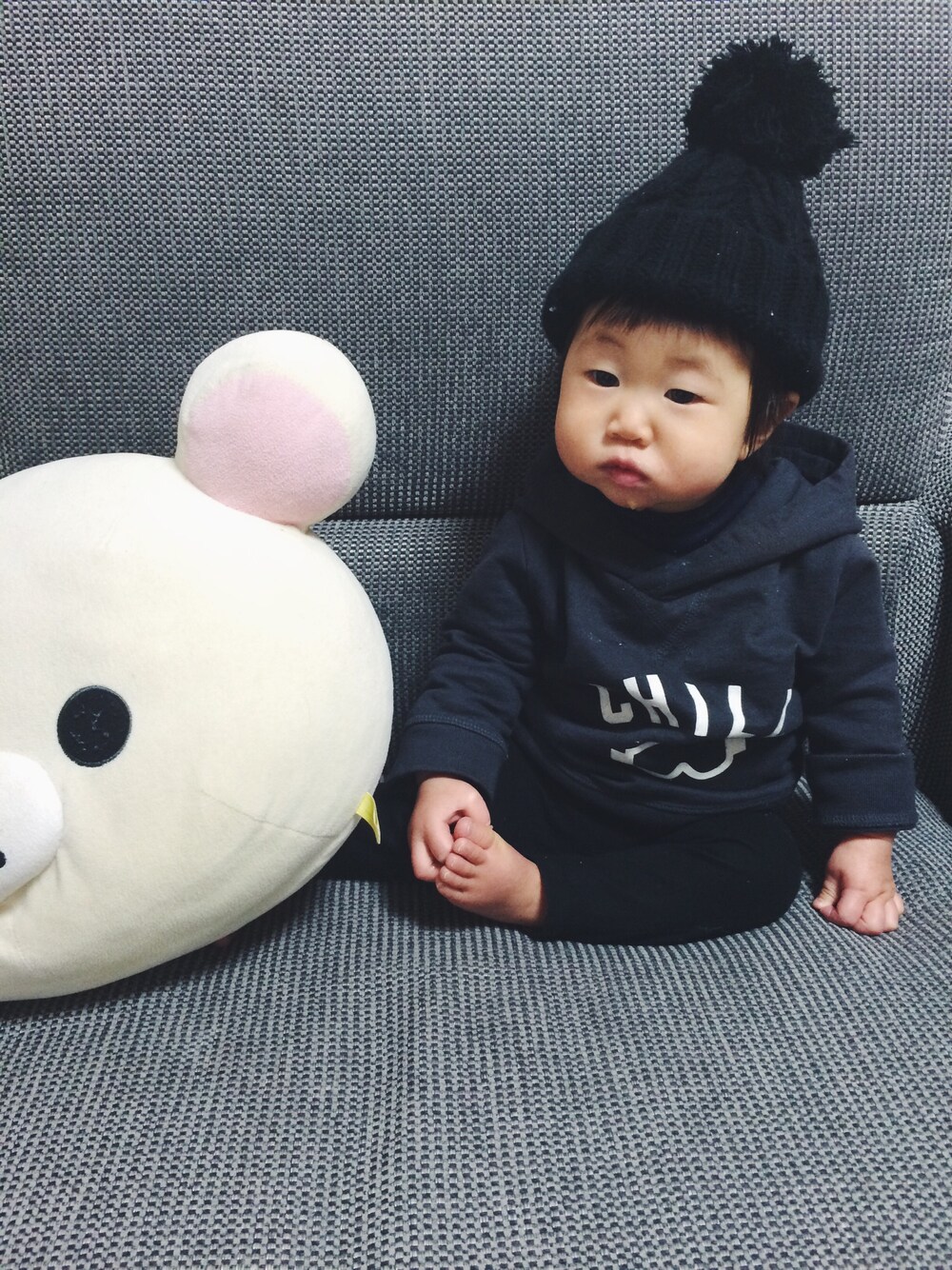 「赤ちゃん、baby、黒のニットキャップ、ワントーンコーデ、黒」｜「babyGAPのアイテム（パーカー、グレー系）」を使った、makoさん（キッズ・70cm）の冬コーディネートの1枚目の写真