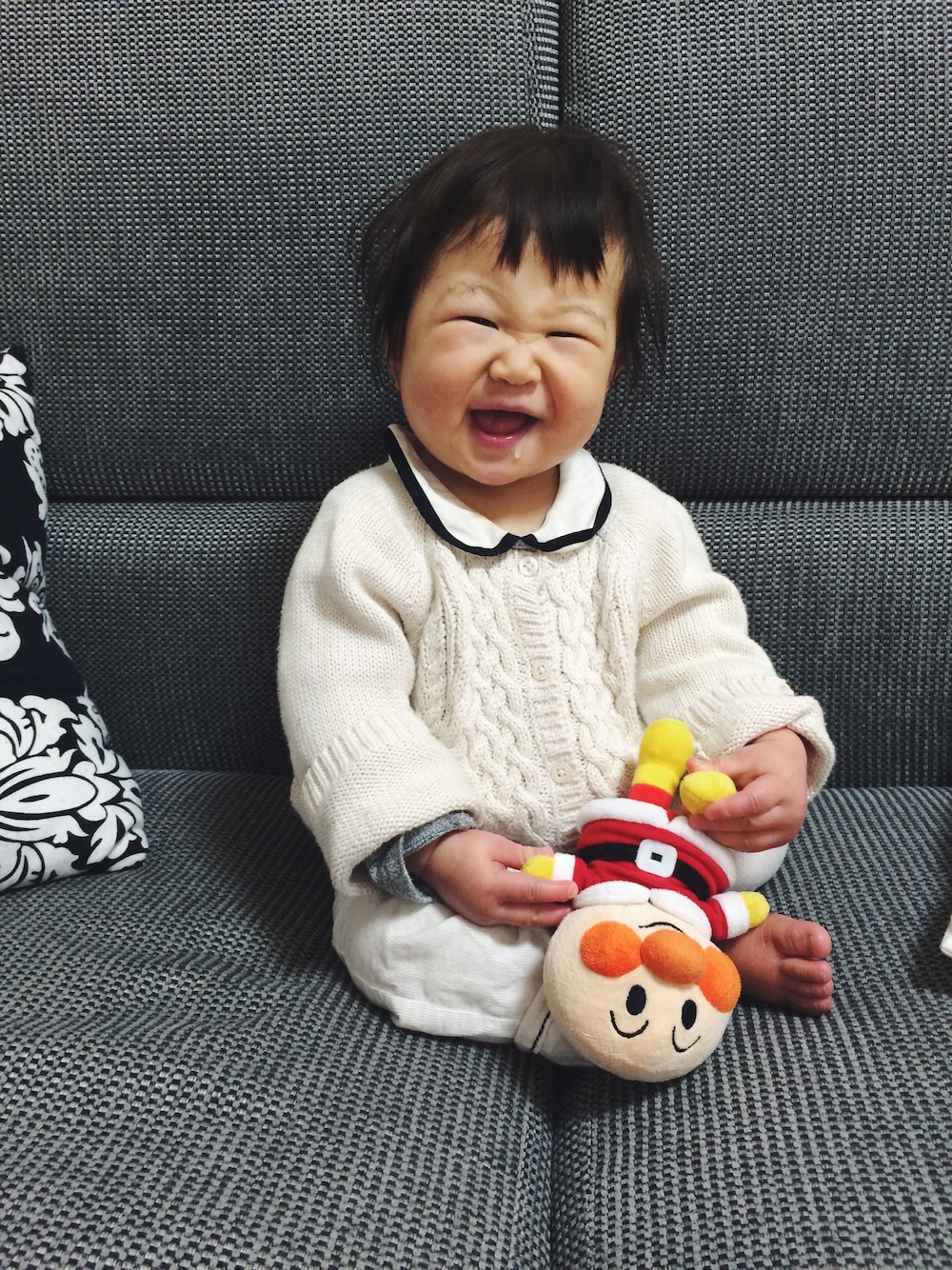 「赤ちゃん、baby、ワントーンコーデ、白、襟付きトップス、白ニット」｜「babyGAPのアイテム（ニット/セーター、ホワイト系）」を使った、makoさん（キッズ・70cm）の冬コーディネートの1枚目の写真