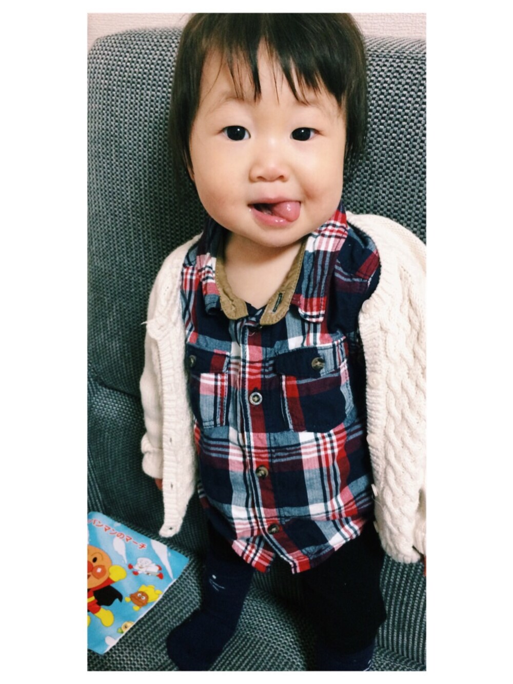 「赤ちゃん、baby、チェックシャツ、オーバーサイズ、白ニット」｜「babyGAPのアイテム（ニット/セーター、ホワイト系）」を使った、makoさん（キッズ・70cm）の春コーディネートの1枚目の写真