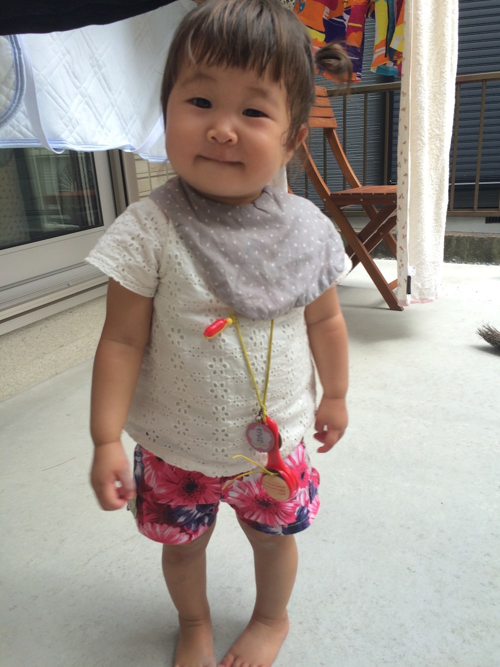 「夏、baby、花柄、ツインテール」｜「babyGAPのアイテム（Tシャツ/カットソー、ホワイト系）」を使った、makoさん（キッズ・70cm）の夏コーディネートの1枚目の写真