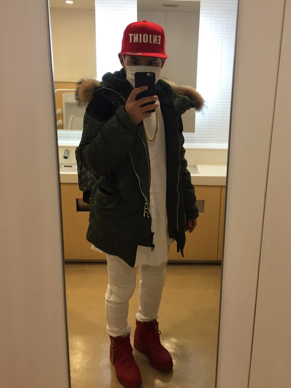 「chiristmas、red、green、white、Timberland、ENJOINT、N-3B、サンタクロース」｜「ZARA MANのアイテム（デニムパンツ、ホワイト系）」を使った、DEEZYさん（メンズ・165cm）の冬コーディネートの1枚目の写真