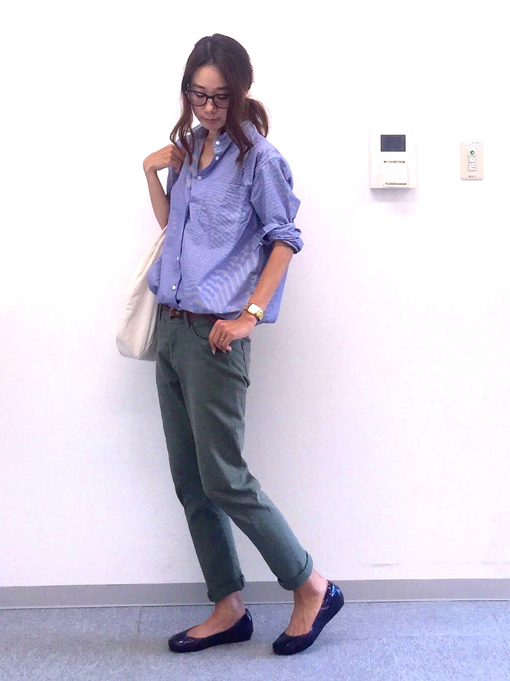 ブルー系のシャツ/ブラウス、ホワイト系のタンクトップ、グリーン系のその他パンツを着用したレディースの夏コーディネートの1枚目の写真