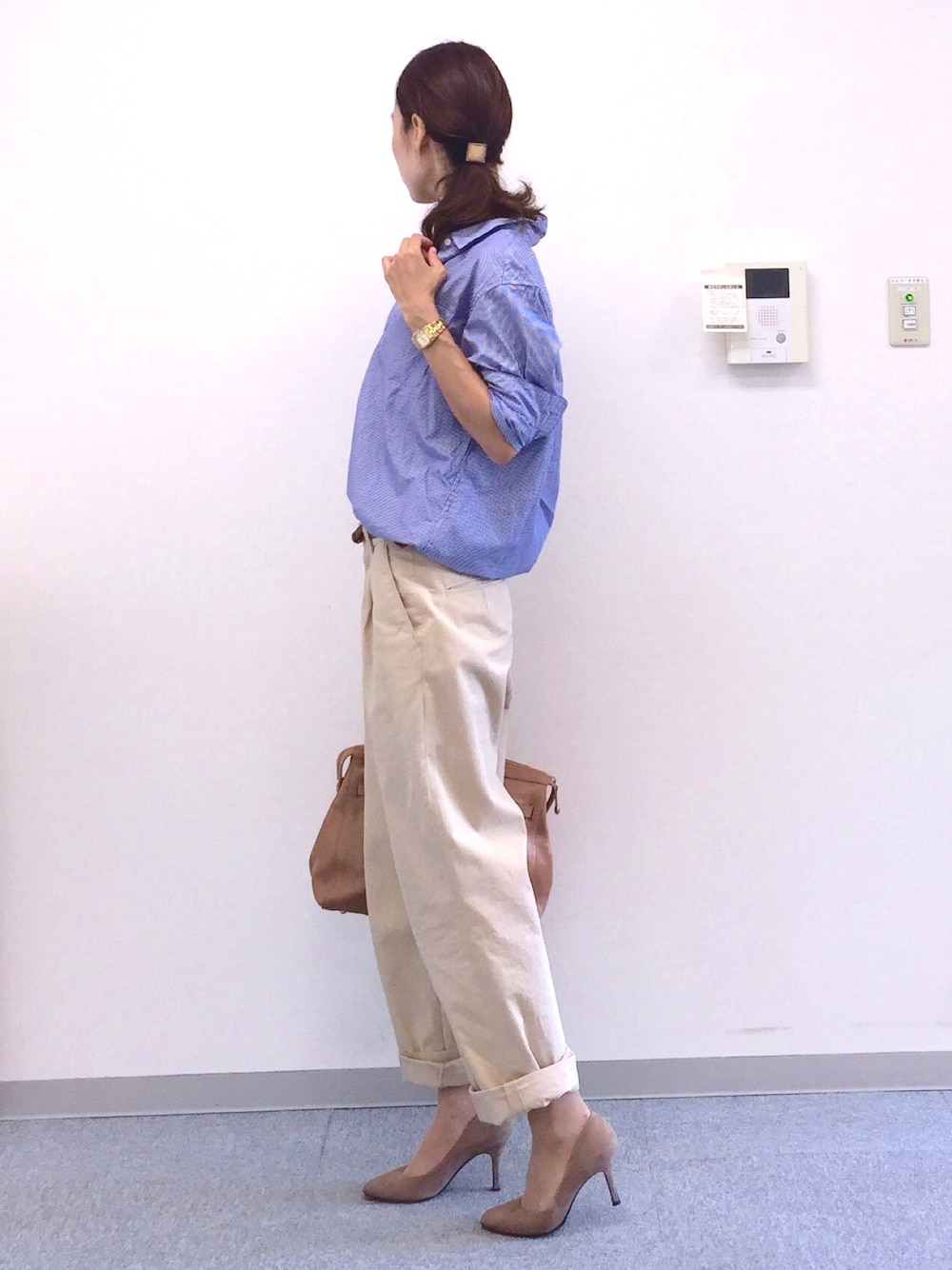 「パンプス、シンプル、チノパン、UNIQLO、仕事着、ワイドパンツ、キレイめ、パンツスタイル、通勤コーデ、オフィスカジュアル」｜「UNIQLOのWOMEN エクストラファインコットンオーバーサイズストライプシャツ（長袖）（シャツ/ブラウス、ブルー系）」を使った、soliさん（レディース・163cm）の秋コーディネートの1枚目の写真
