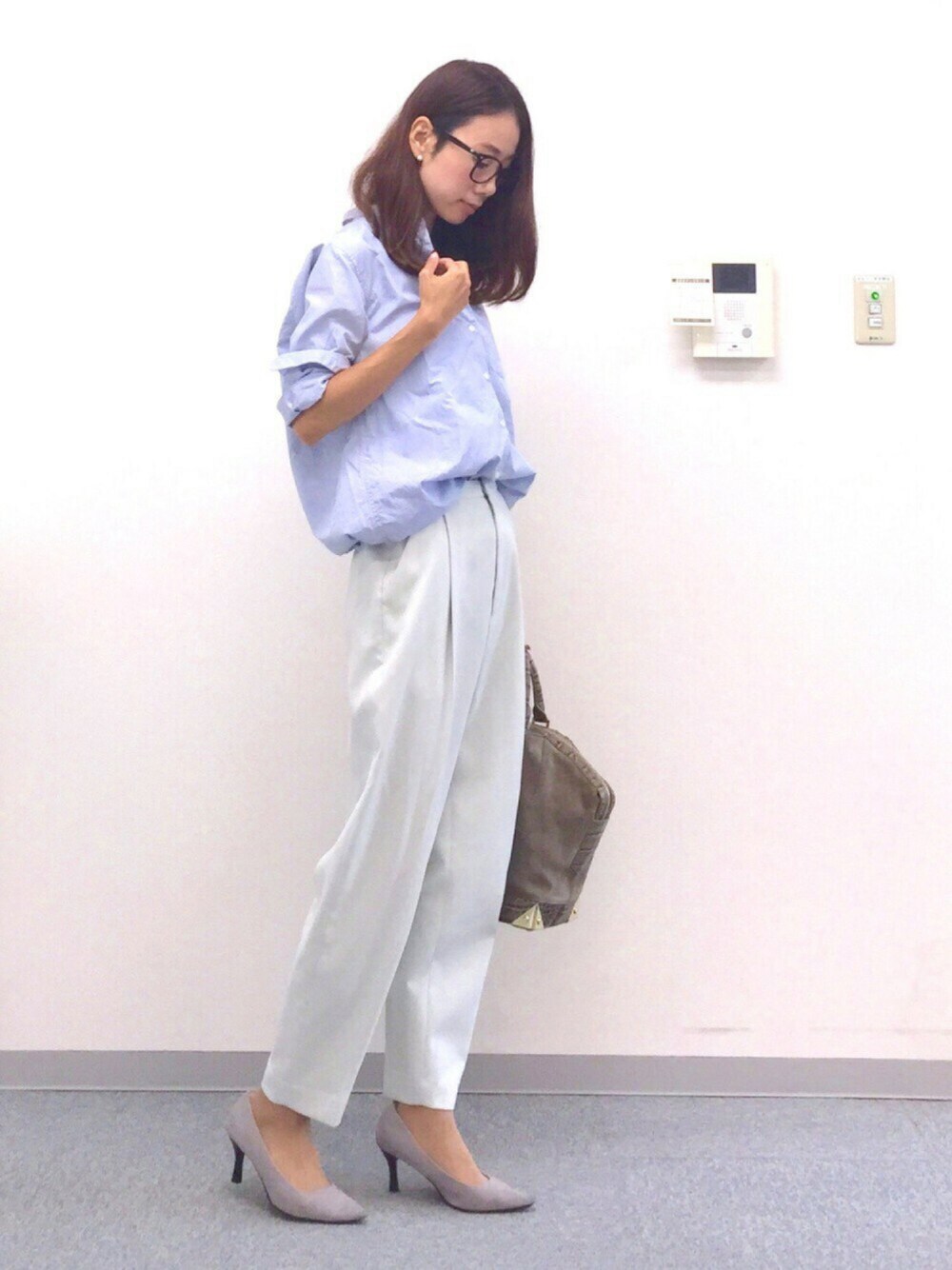 「オフィスカジュアル、通勤コーデ、仕事着、大人コーデ、キレイめ、めがね、シンプル、パンツスタイル、ユニクロ、シャツスタイル」｜「UNIQLOのアイテム（シャツ/ブラウス、ブルー系）」を使った、soliさん（レディース・163cm）の秋コーディネートの1枚目の写真