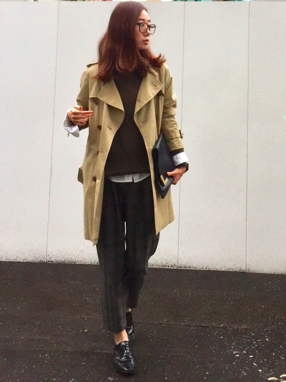 グリーン系のニット/セーター、ホワイト系のシャツ/ブラウス、グレー系のその他パンツを着用したレディースの秋コーディネートの1枚目の写真