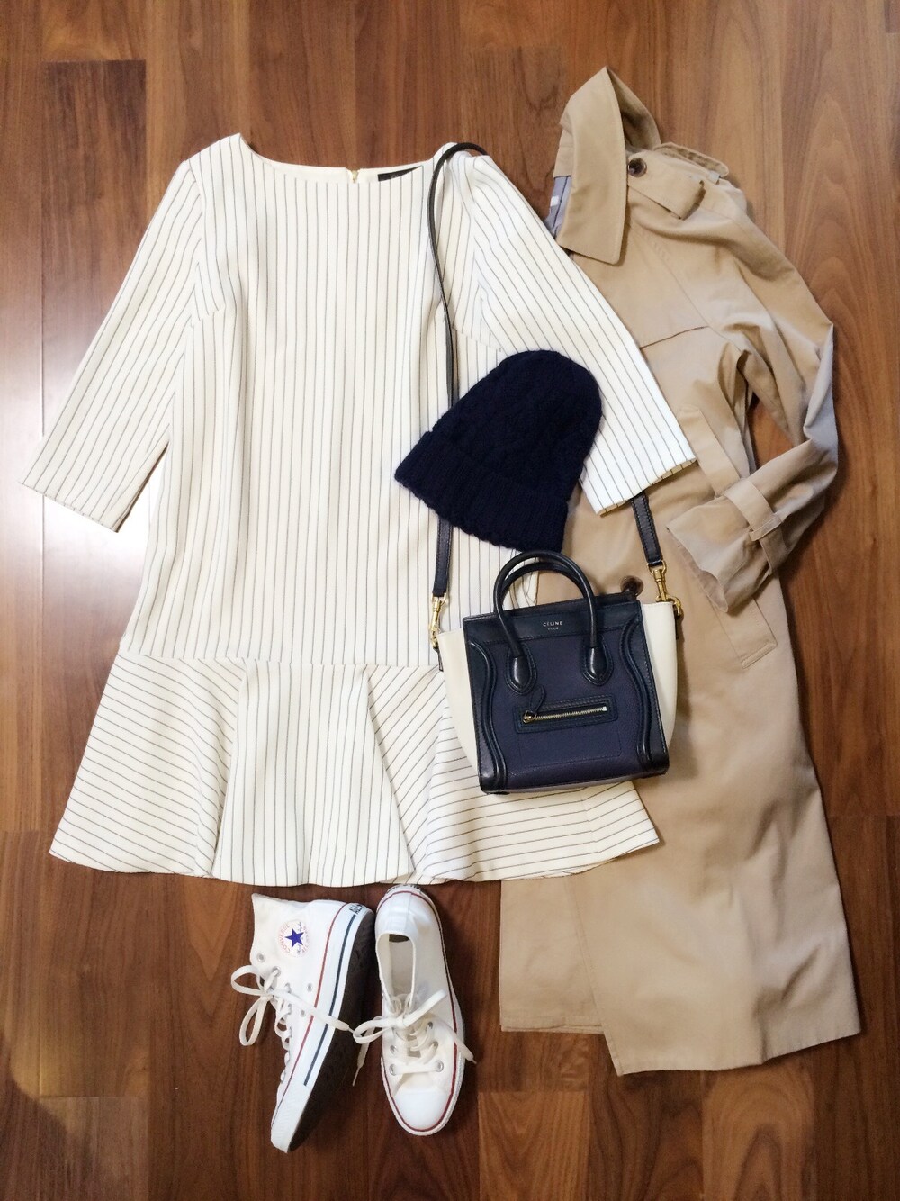 「ストライプ、ニット帽、スニーカー、ワンピース×スニーカー、セリーヌ、トレンチコート」｜「LOUNGEDRESSのストライプワンピース（ワンピース、ホワイト系）」を使った、yu--kaさん（レディース・166cm）の冬コーディネートの1枚目の写真