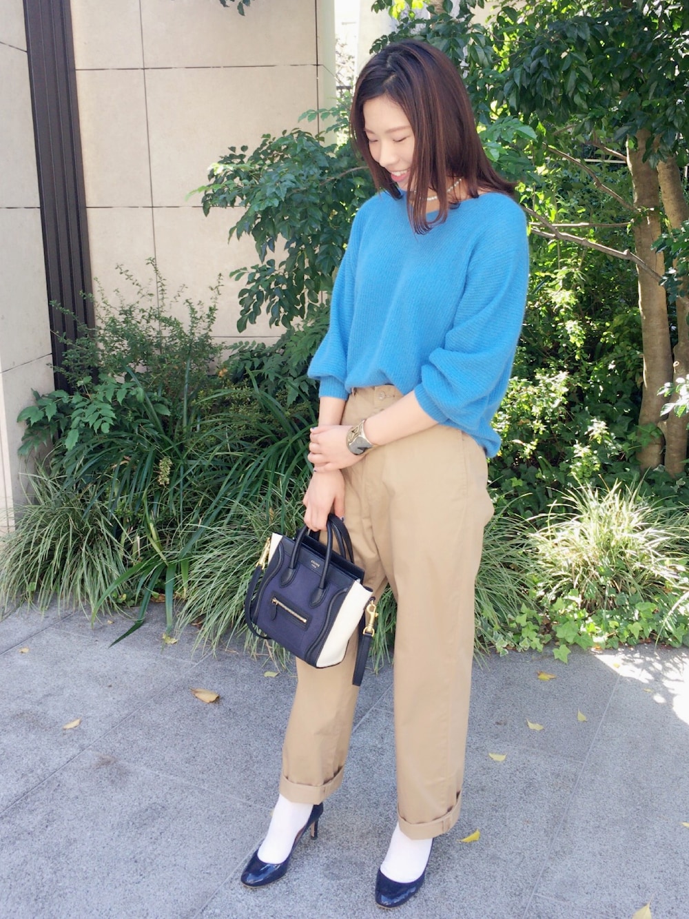 「秋コーデ、休日スタイル、ベージュ、秋、ootd、大人カジュアル、カラーニット、ブルー、チノパン、ワイドパンツ」｜「SHIPSのフォックスパフスリーブVネック◇（ニット/セーター、ブルー系）」を使った、yu--kaさん（レディース・166cm）の秋コーディネートの1枚目の写真