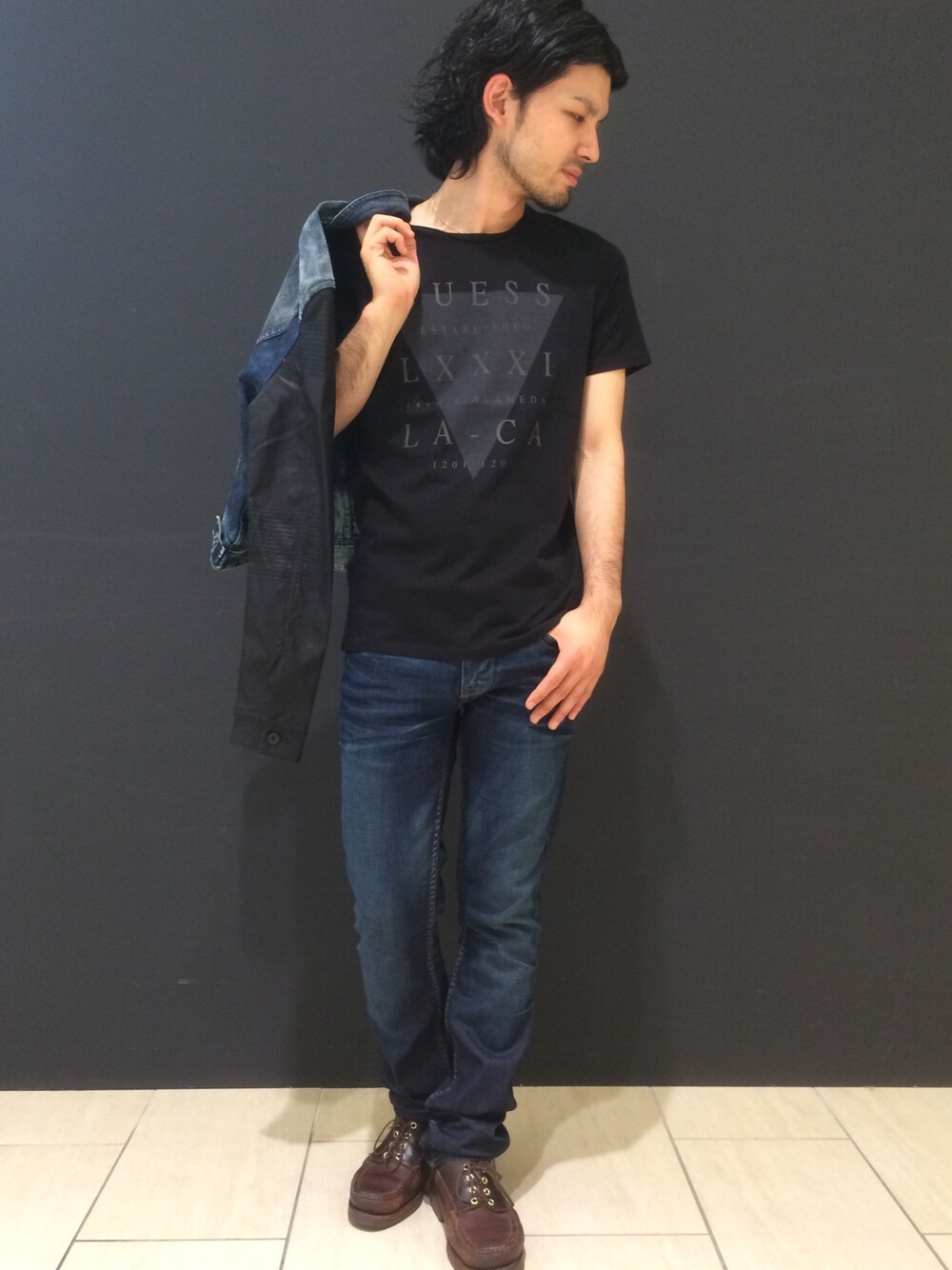 ブラック系のTシャツ/カットソー、ブルー系のライダースジャケット、ブルー系のデニムパンツを着用したメンズの秋コーディネートの1枚目の写真