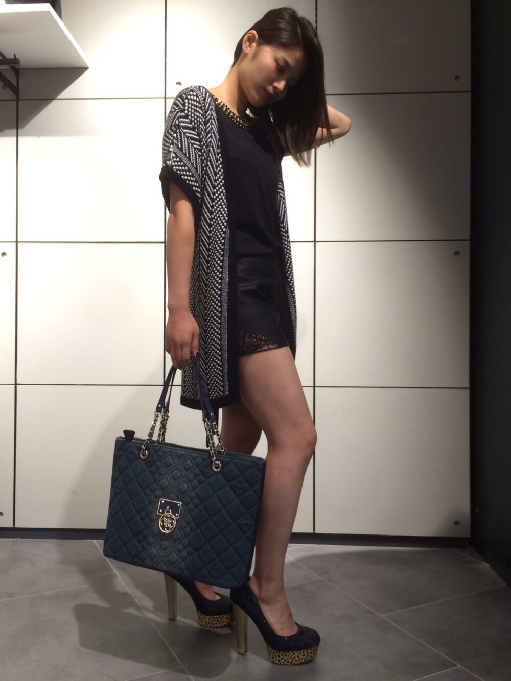 ブラック系のカーディガン/ボレロ、ブラック系のシャツ/ブラウス、ブラック系のその他パンツを着用したレディースの秋コーディネートの1枚目の写真