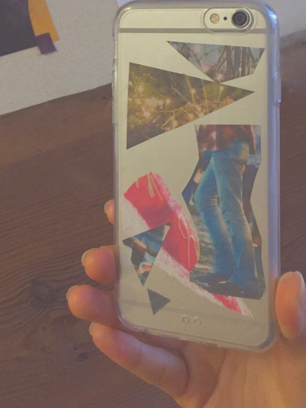 グレー系のスマホケース/カバーを着用したレディースの春コーディネートの1枚目の写真