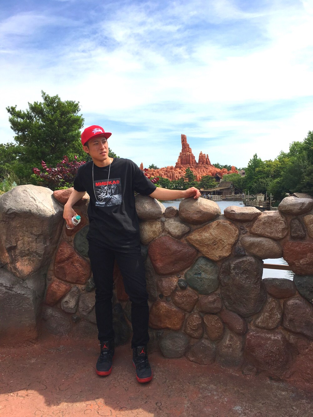 ブラック系のTシャツ/カットソー、ブラック系のパンツ、ブラック系のスニーカーを着用したメンズの夏コーディネートの1枚目の写真