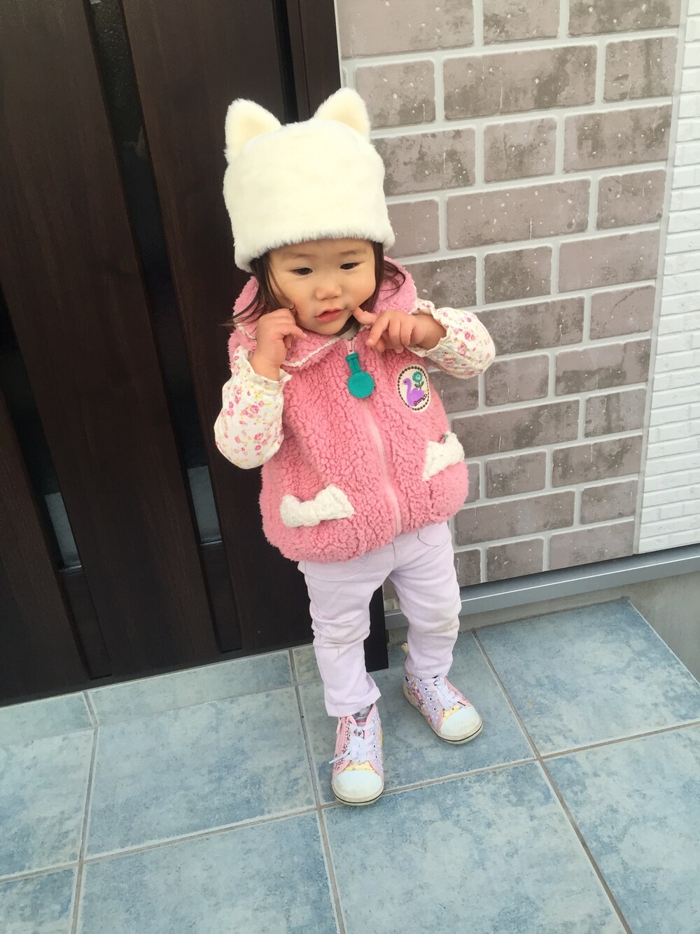 「公園スタイル、猫耳、ベスト、コンバース、kids、おんなのこ、1歳10ヶ月」｜「Birthdayのアイテム（ジャケット/アウター、ピンク系）」を使った、りーぬ@おすし。さん（キッズ・80cm）の冬コーディネートの1枚目の写真