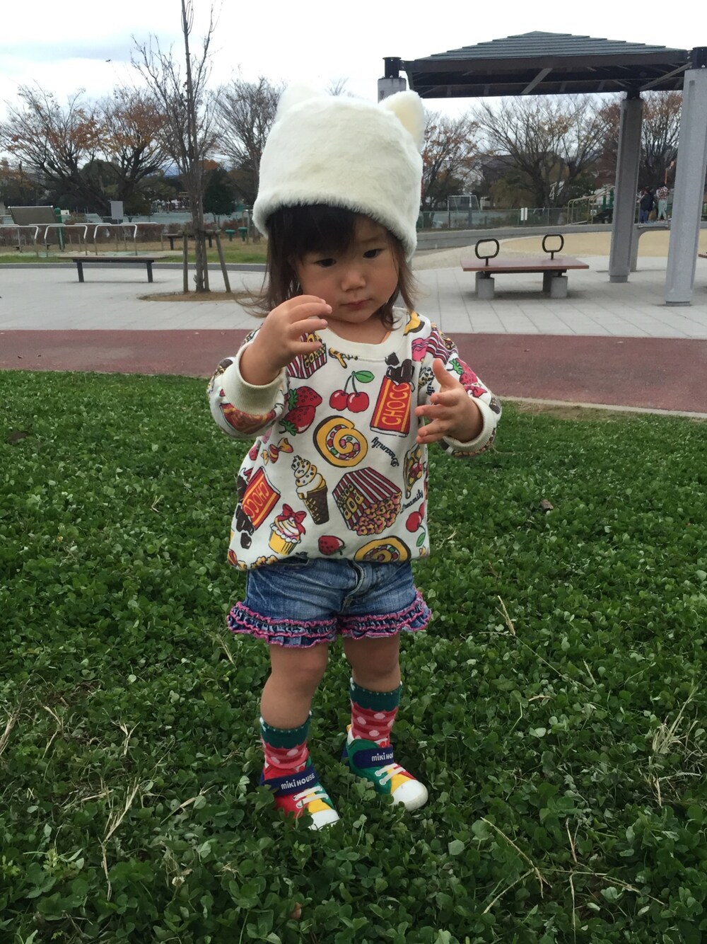 「公園、おやつまみれ、猫耳、kids、おんなのこ、1歳11ヶ月」｜「Birthdayのアイテム（スウェット、ホワイト系）」を使った、りーぬ@おすし。さん（キッズ・80cm）の冬コーディネートの1枚目の写真