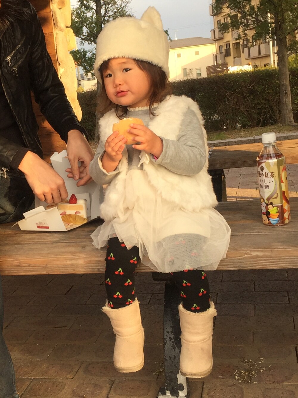 「猫耳、ファー帽子、ファーベスト、チュールワンピ、公園、ケーキ、kids、おんなのこ、1歳11ヶ月」｜「Birthdayのアイテム（ワンピース、グレー系）」を使った、りーぬ@おすし。さん（キッズ・80cm）の冬コーディネートの1枚目の写真