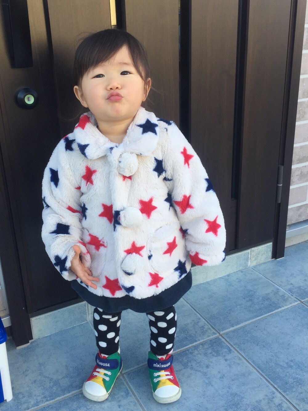 「星柄、公園スタイル、kids、キッズコーデ、おんなのこ、1歳11ヶ月」｜「Daddy Oh Daddyのアイテム（ジャケット/アウター、ホワイト系）」を使った、りーぬ@おすし。さん（キッズ・80cm）の冬コーディネートの1枚目の写真