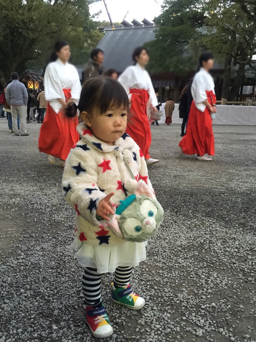 「誕生日、熱田神宮、ジェラトーニ、kids、キッズコーデ、おんなのこ、2歳」｜「Daddy Oh Daddyのアイテム（ジャケット/アウター、ホワイト系）」を使った、りーぬ@おすし。さん（キッズ・80cm）の冬コーディネートの1枚目の写真
