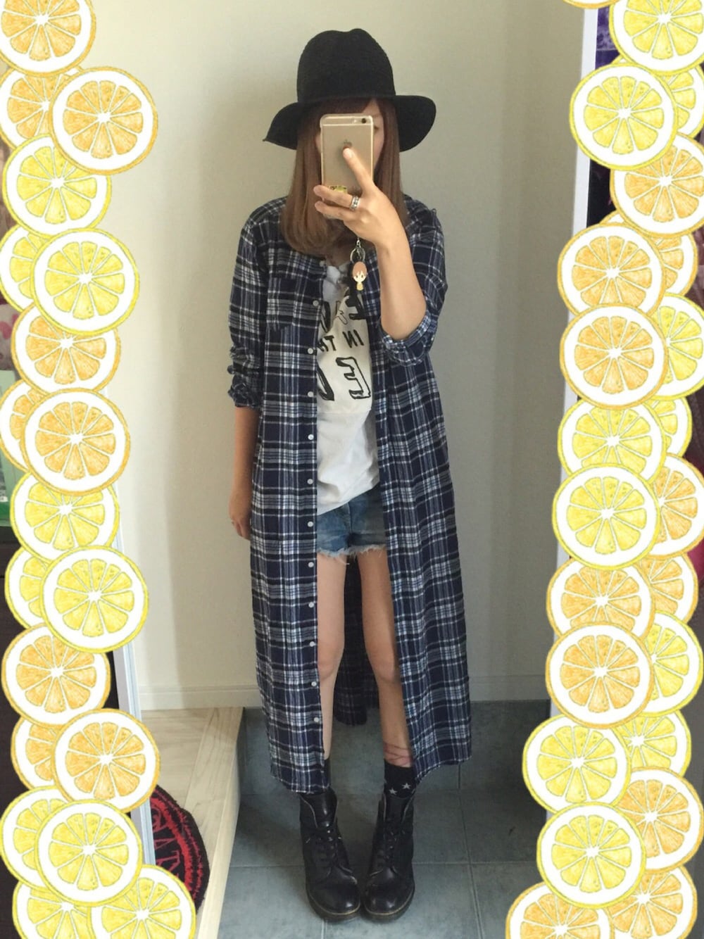 「ストローハット、ロングシャツワンピ、チェックシャツワンピース、シャツワンピ、ドクターマーチン、Dr.Martens、ママコーデ、アラサー」｜「jouetieのアイテム（Tシャツ/カットソー、ホワイト系）」を使った、りーぬ@おすし。さん（レディース・156cm）の春コーディネートの1枚目の写真