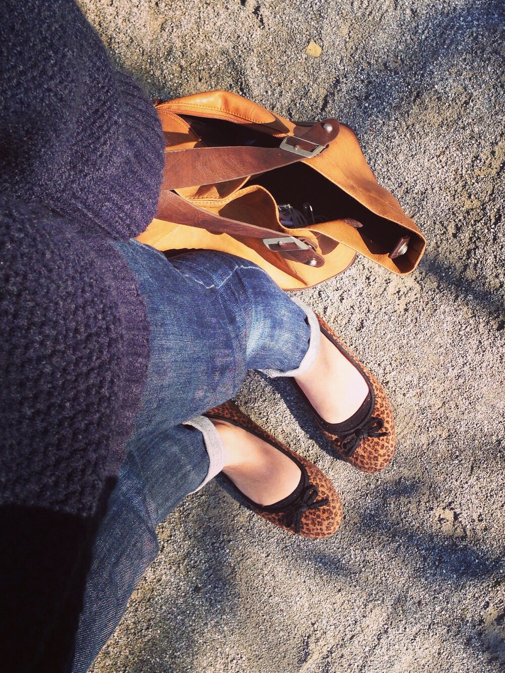 ブラウン系のパンプスを着用したレディースの冬コーディネートの1枚目の写真