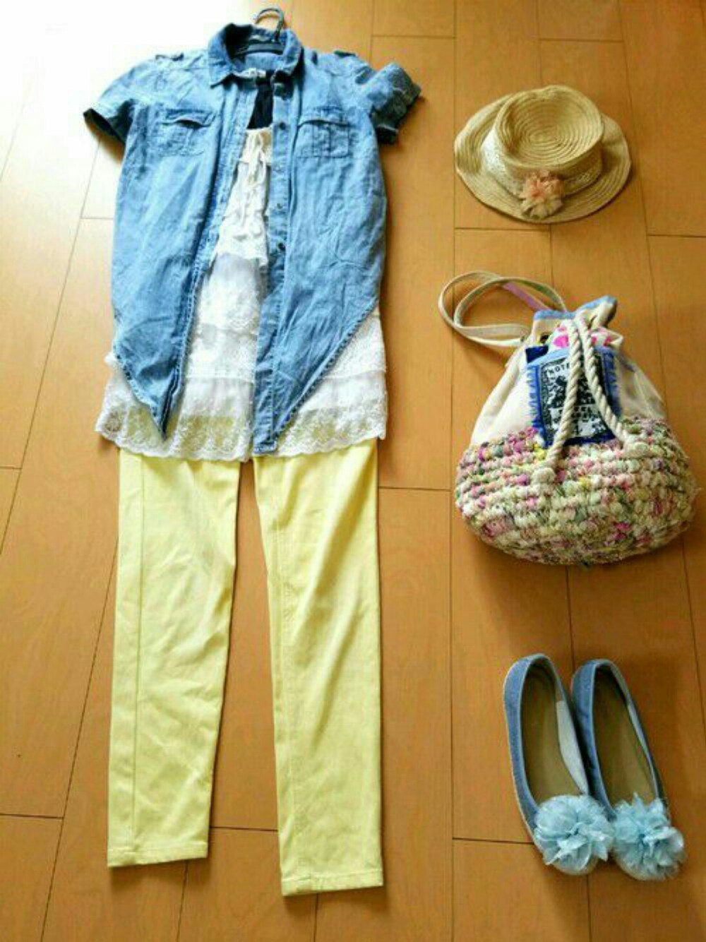 ブルー系のパンプス、ホワイト系のワンピース、ブルー系のシャツ/ブラウスを着用したレディースの夏コーディネートの1枚目の写真