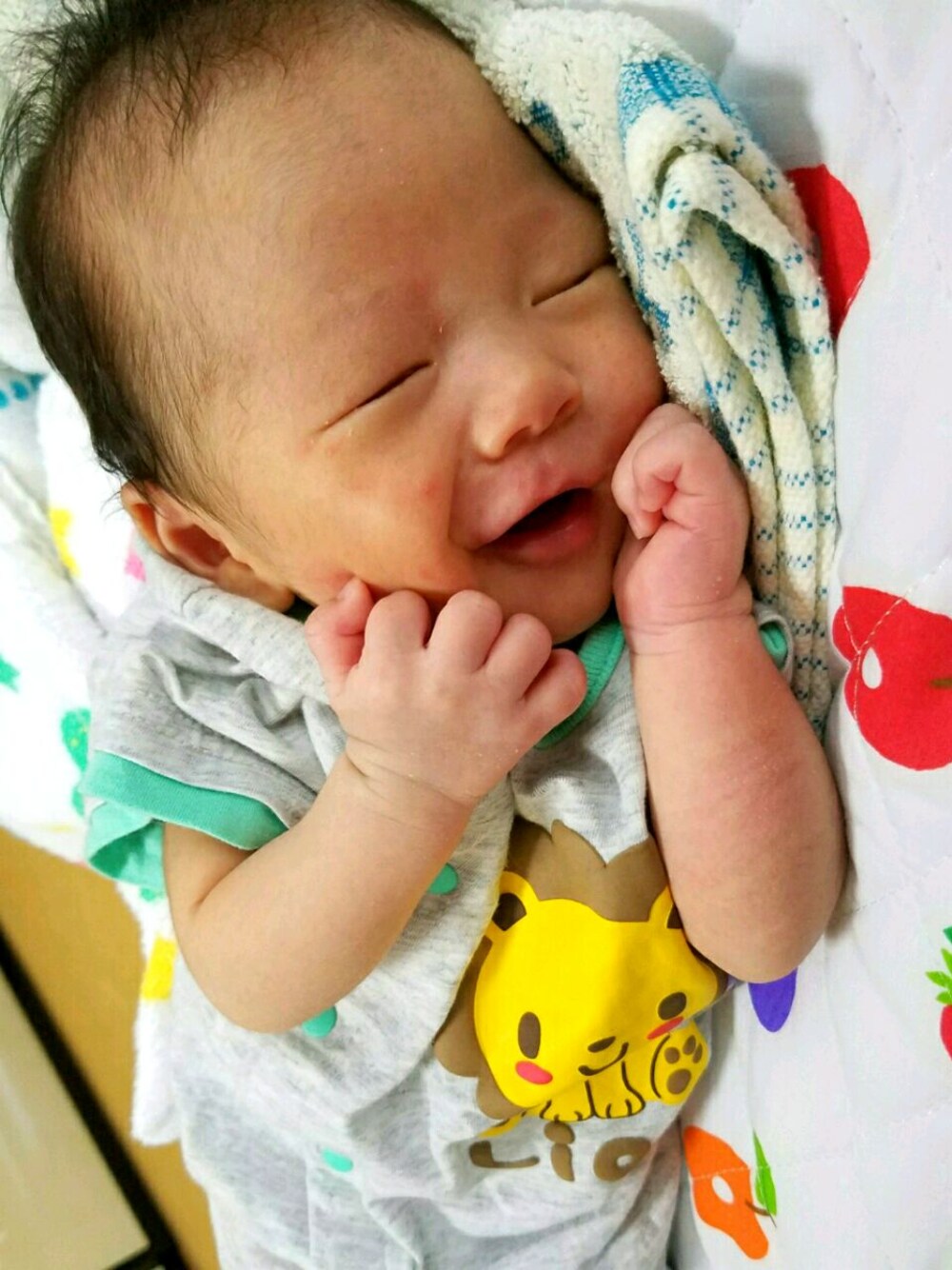 グレー系のロンパースを着用したキッズの夏コーディネートの1枚目の写真