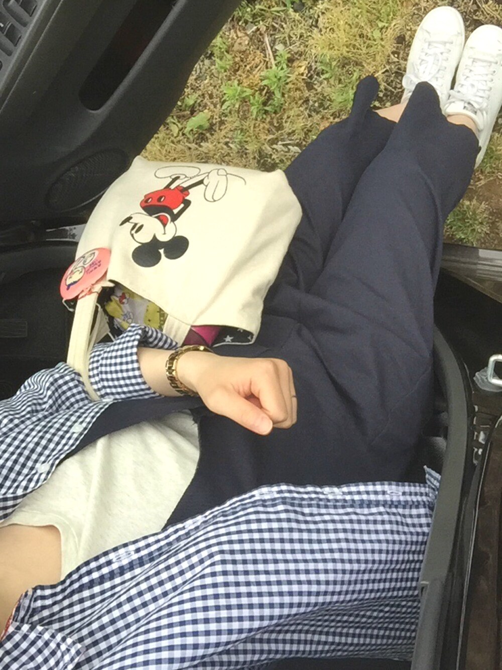 「マタニティ、雨、リラックス」｜「Disneyのアイテム（エコバッグ/サブバッグ、ホワイト系）」を使った、cosmoさん（レディース・164cm）の春コーディネートの1枚目の写真