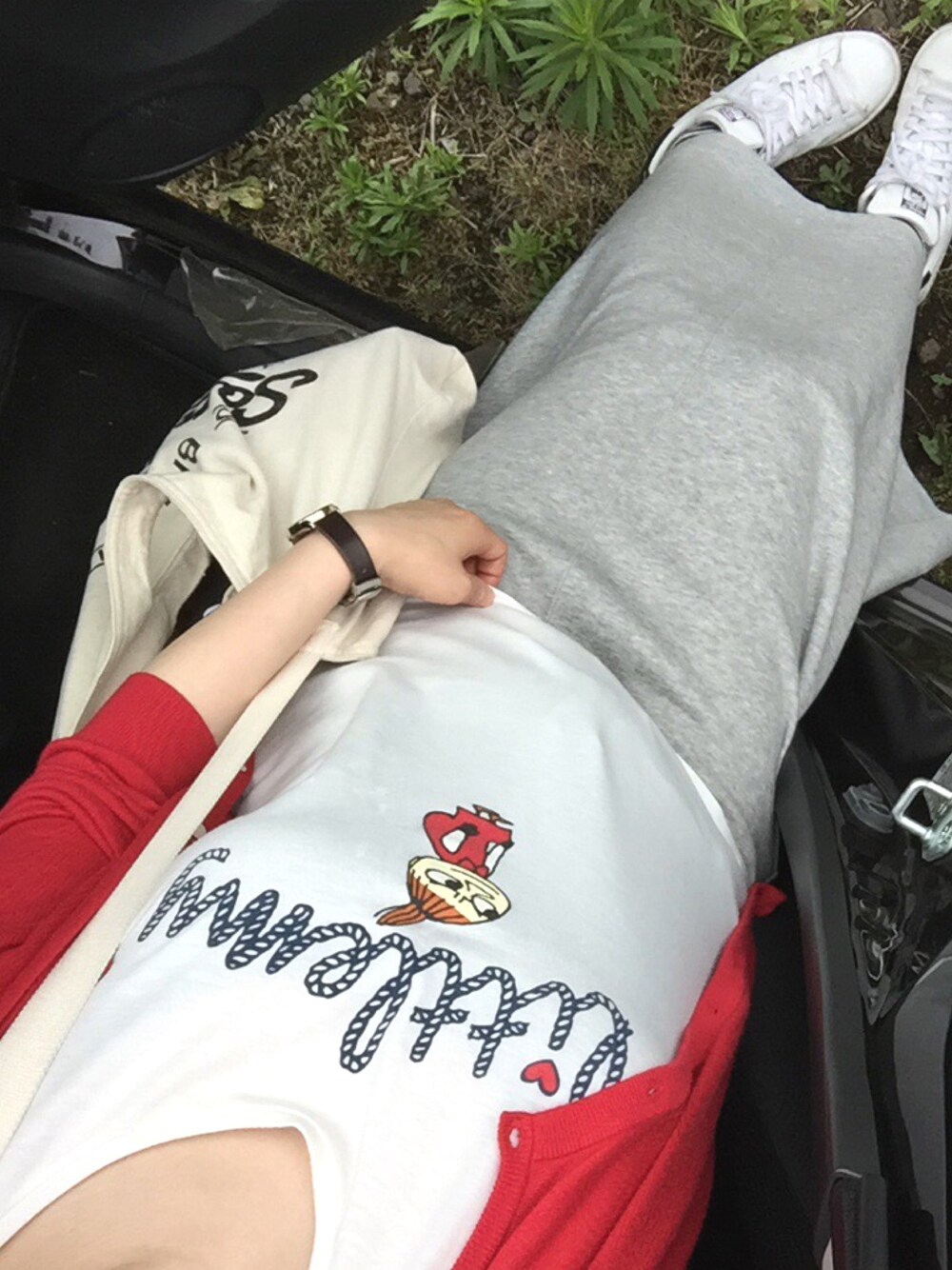 「マタニティ、Tシャツ、シンプル」｜「rivet & surgeのアイテム（エコバッグ/サブバッグ、ホワイト系）」を使った、cosmoさん（レディース・164cm）の夏コーディネートの1枚目の写真