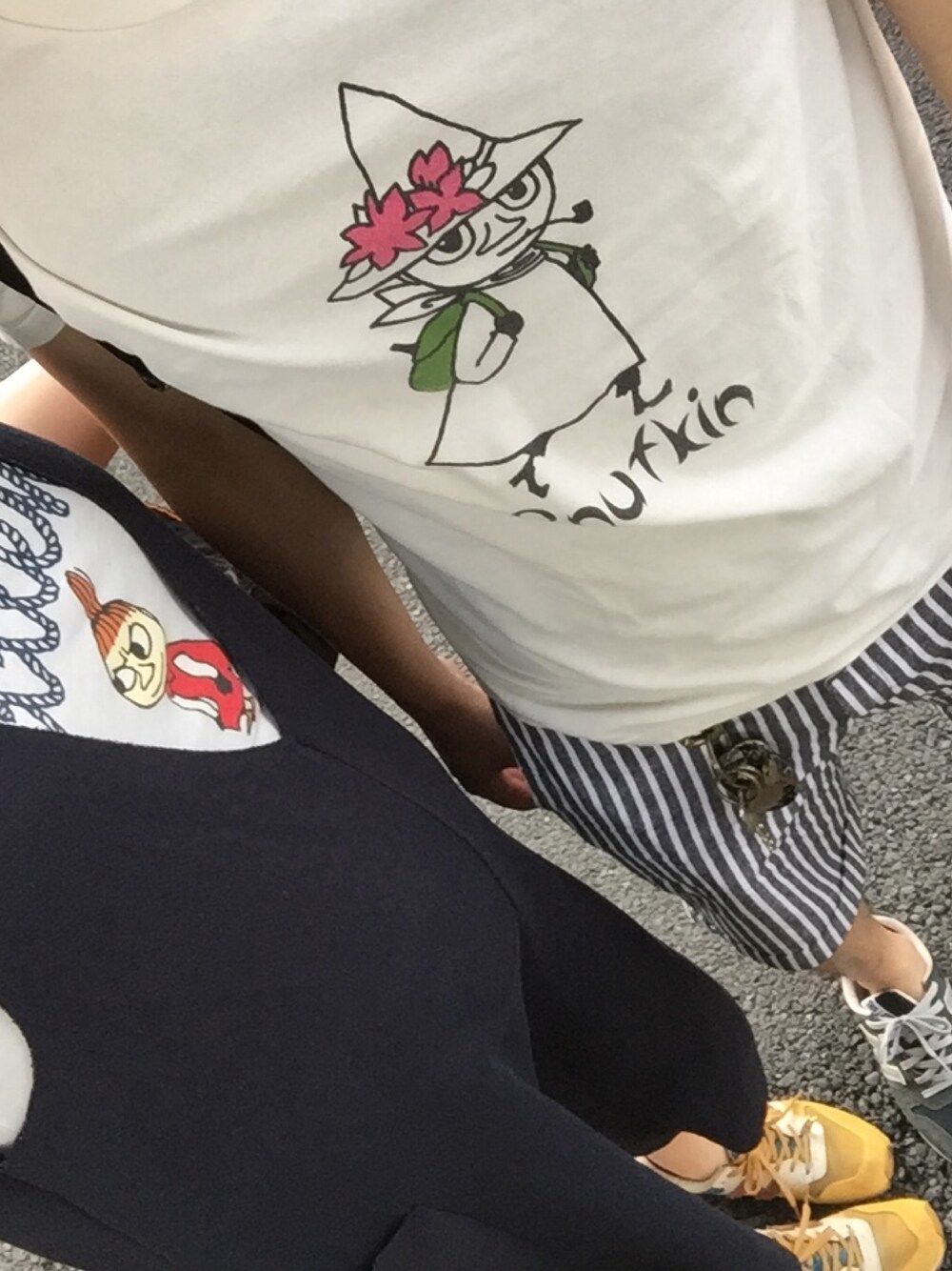 「Tシャツ、お揃い、スニーカー」｜「DHOLICのVネックワイドレッグジャンプスーツ（つなぎ/オールインワン、ブルー系）」を使った、cosmoさん（レディース・164cm）の夏コーディネートの1枚目の写真