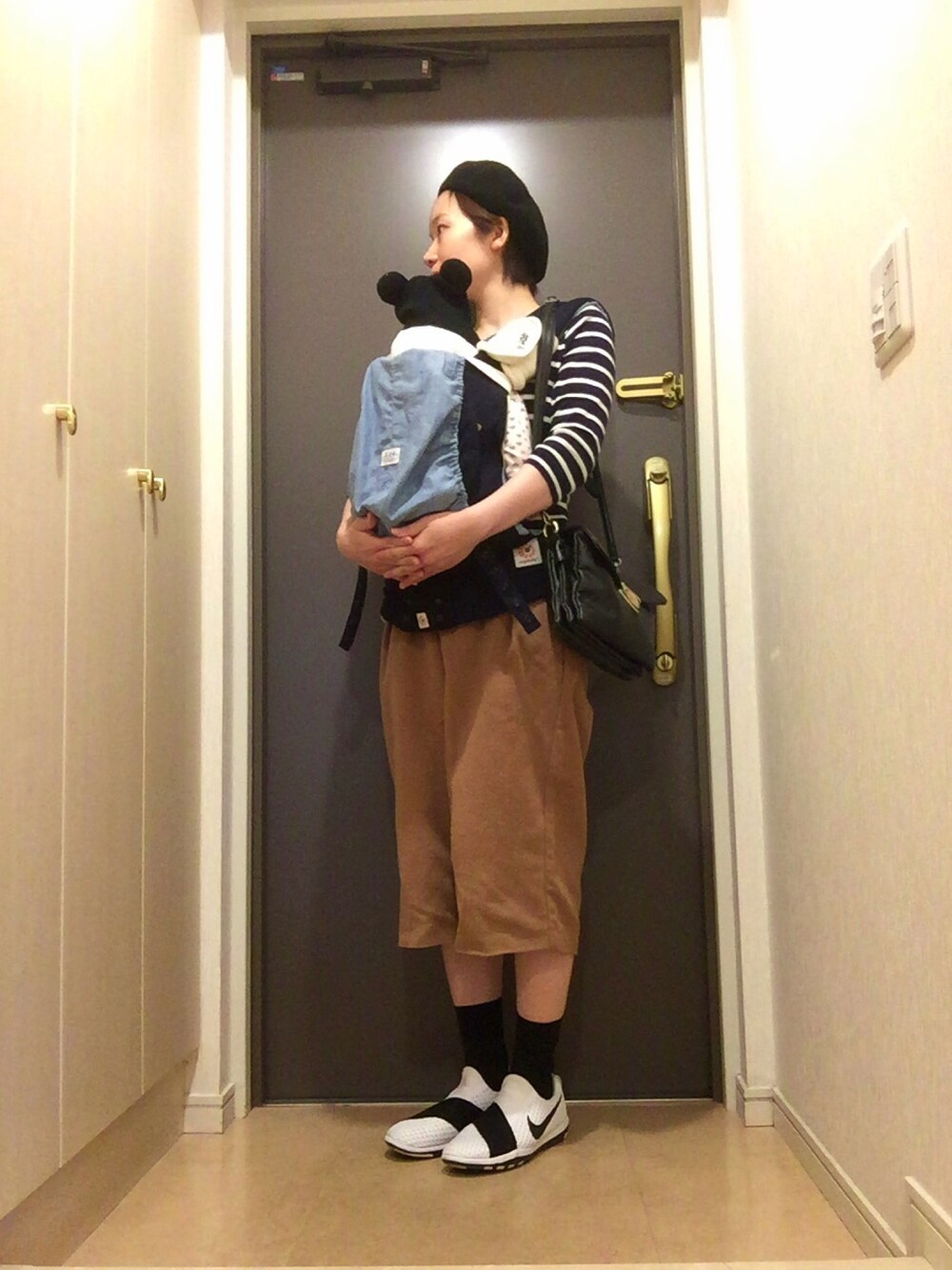「ママコーデ、おさんぽスタイル、ベレー帽、ベージュパンツ」｜「B:MING by BEAMSのビーミング by ビームス /  バスクベレー帽（ハンチング/ベレー帽、ブラック系）」を使った、cosmoさん（レディース・164cm）の秋コーディネートの1枚目の写真