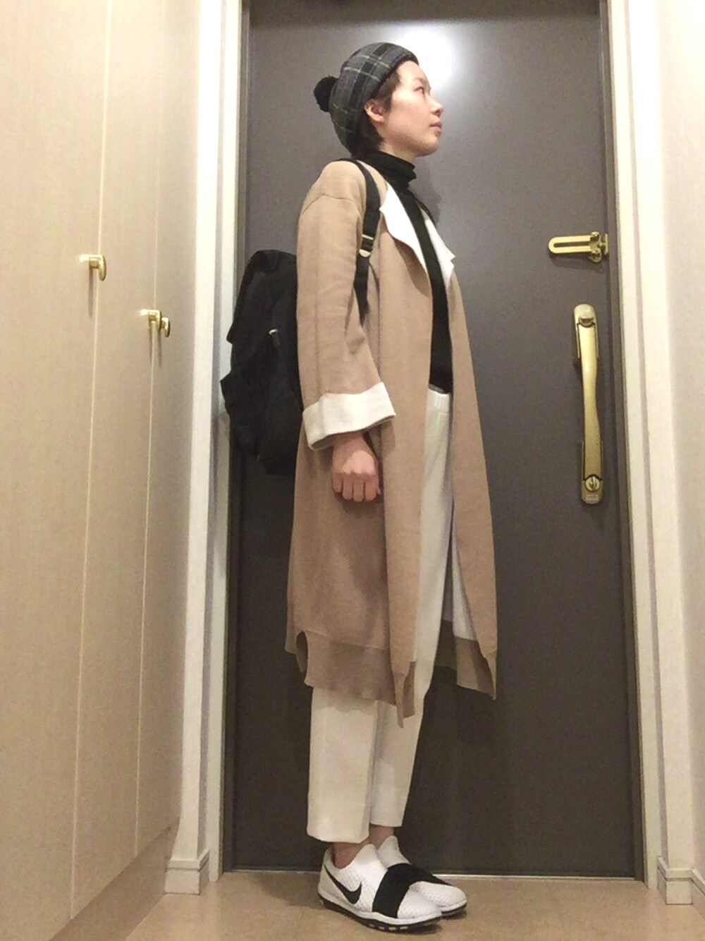 「モノトーン、ベレー帽、ロングカーディガン」｜「UNIQLOのアイテム（ニット/セーター、ブラック系）」を使った、cosmoさん（レディース・164cm）の冬コーディネートの1枚目の写真
