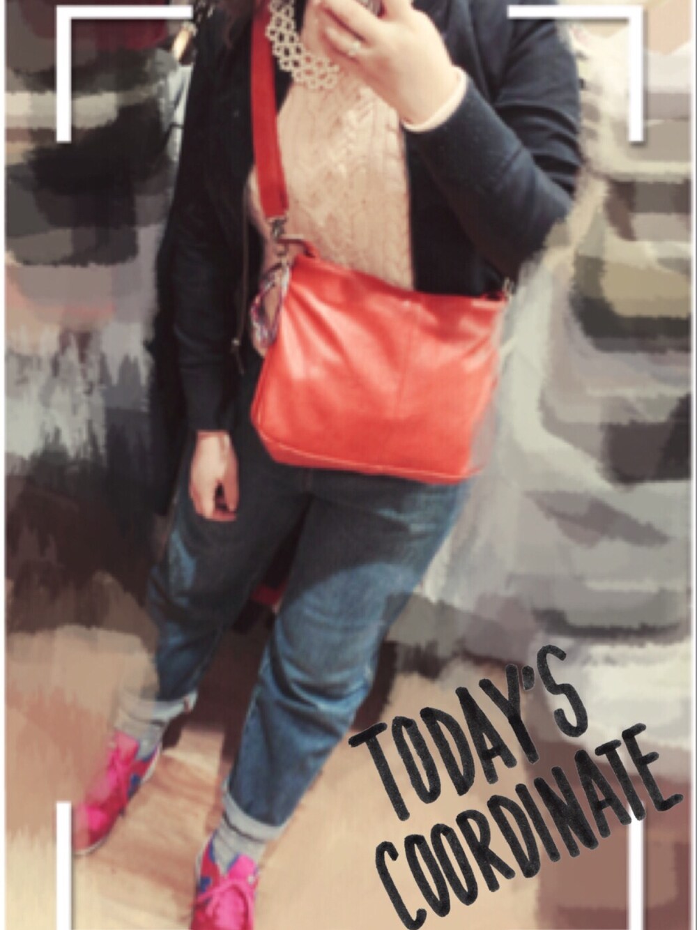 ブルー系のデニムパンツ、ピンク系のスニーカー、ピンク系のニット/セーターを着用したレディースの冬コーディネートの1枚目の写真