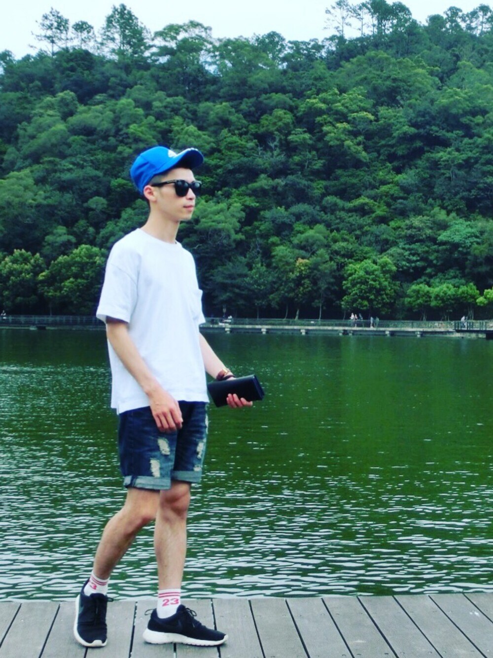 「UNIQLOのアイテム（Tシャツ/カットソー、ホワイト系）」を使った、B@ ck Sonさん（メンズ・170cm）の秋コーディネートの1枚目の写真