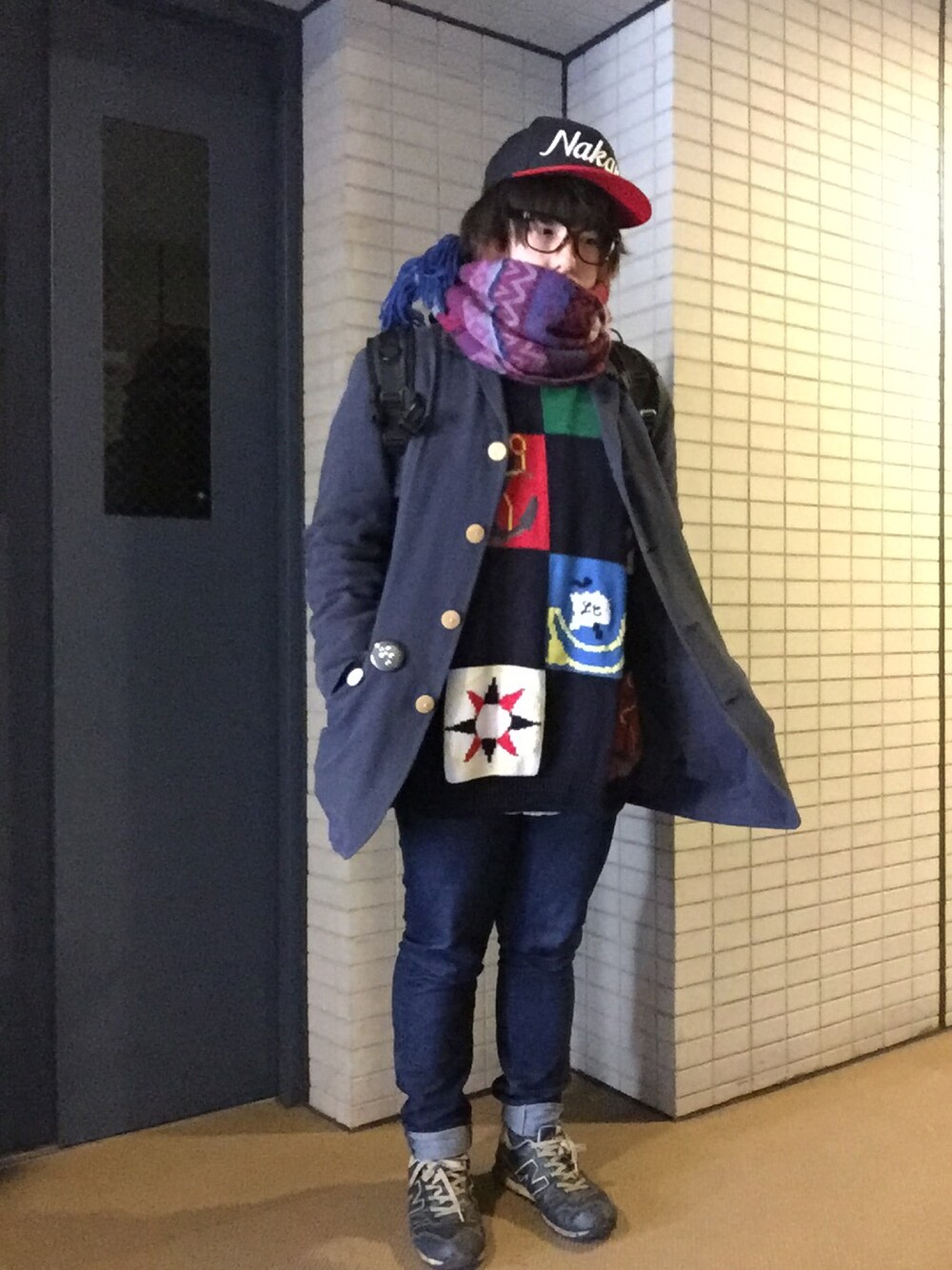 「ダサセーター、チェスターコート、リュック、ぽっちゃり、低身長、ワントーンコーデ」｜「NEW ERAの＜ユニセックス＞NEW ERA×mmts / “Nakano” CAP（キャップ、レッド系）」を使った、タｷ ｻﾞﾜさん（メンズ・159cm）の冬コーディネートの1枚目の写真