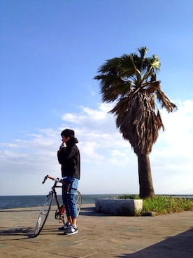 「海」｜「アイテム（マウンテンパーカー）」を使った、yuさん（メンズ・170cm）の春コーディネート