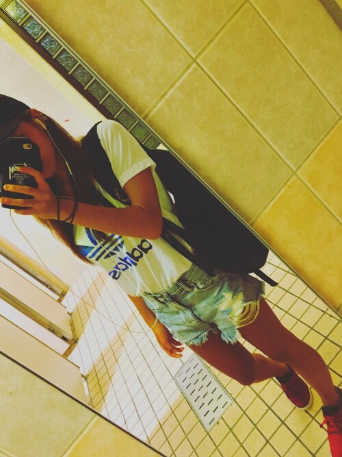 Stussy ステューシー のスマホグッズを使ったレディース人気ファッションコーディネート Sciaky