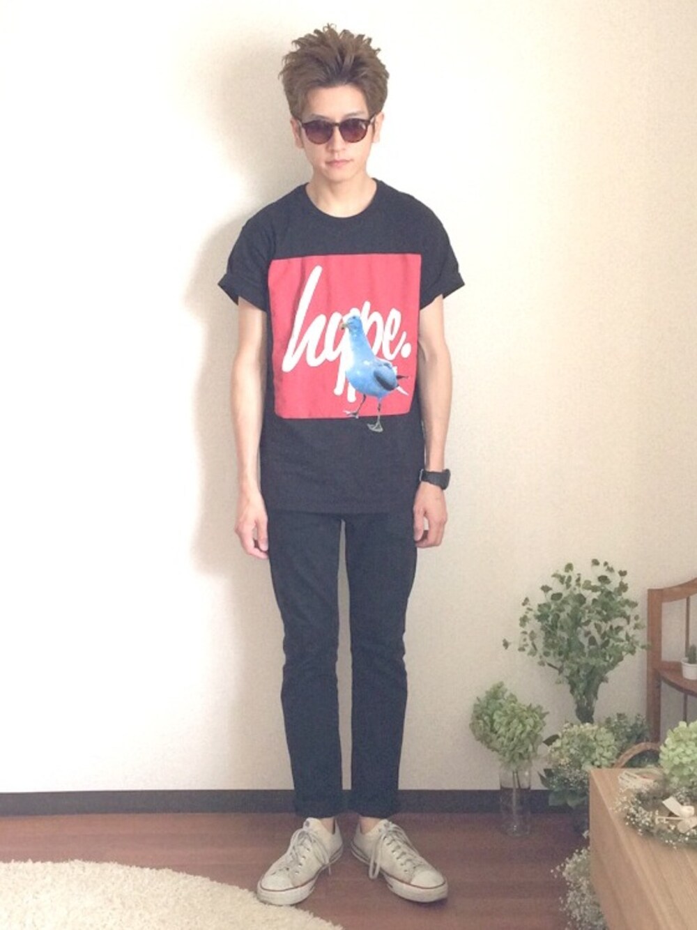 ホワイト系のスニーカーを着用したメンズの春コーディネートの1枚目の写真