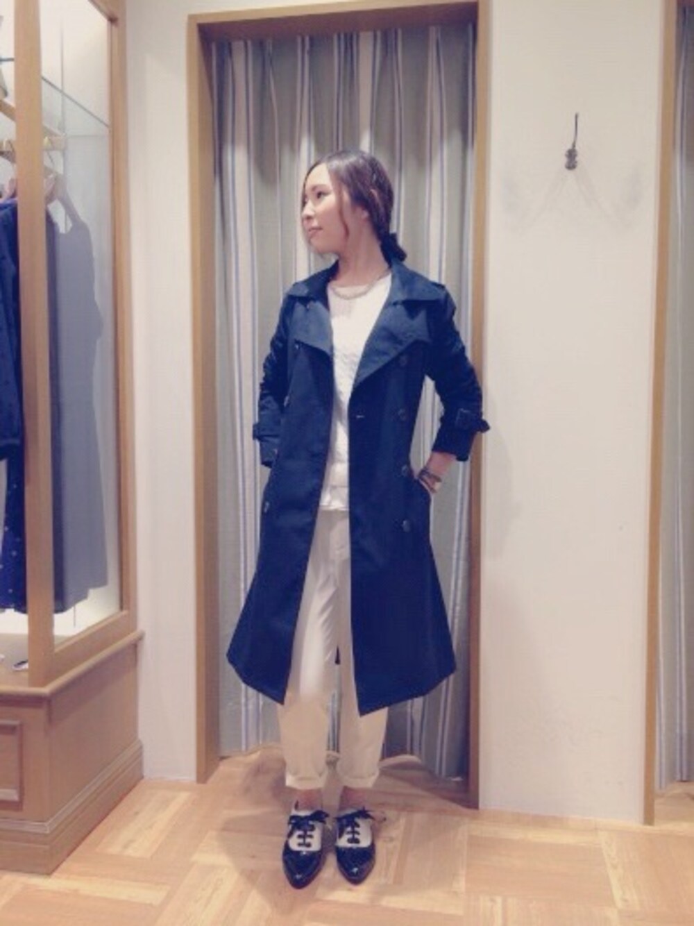 「トレンチコート、ホワイトパンツ、ホワイトコーデ、オックスフォードシューズ、カタログ、spring、SPRINGCOAT」｜「Te chichiのアイテム（トレンチコート、ブラック系）」を使った、natsukichiさん（レディース・157cm）の冬コーディネートの1枚目の写真