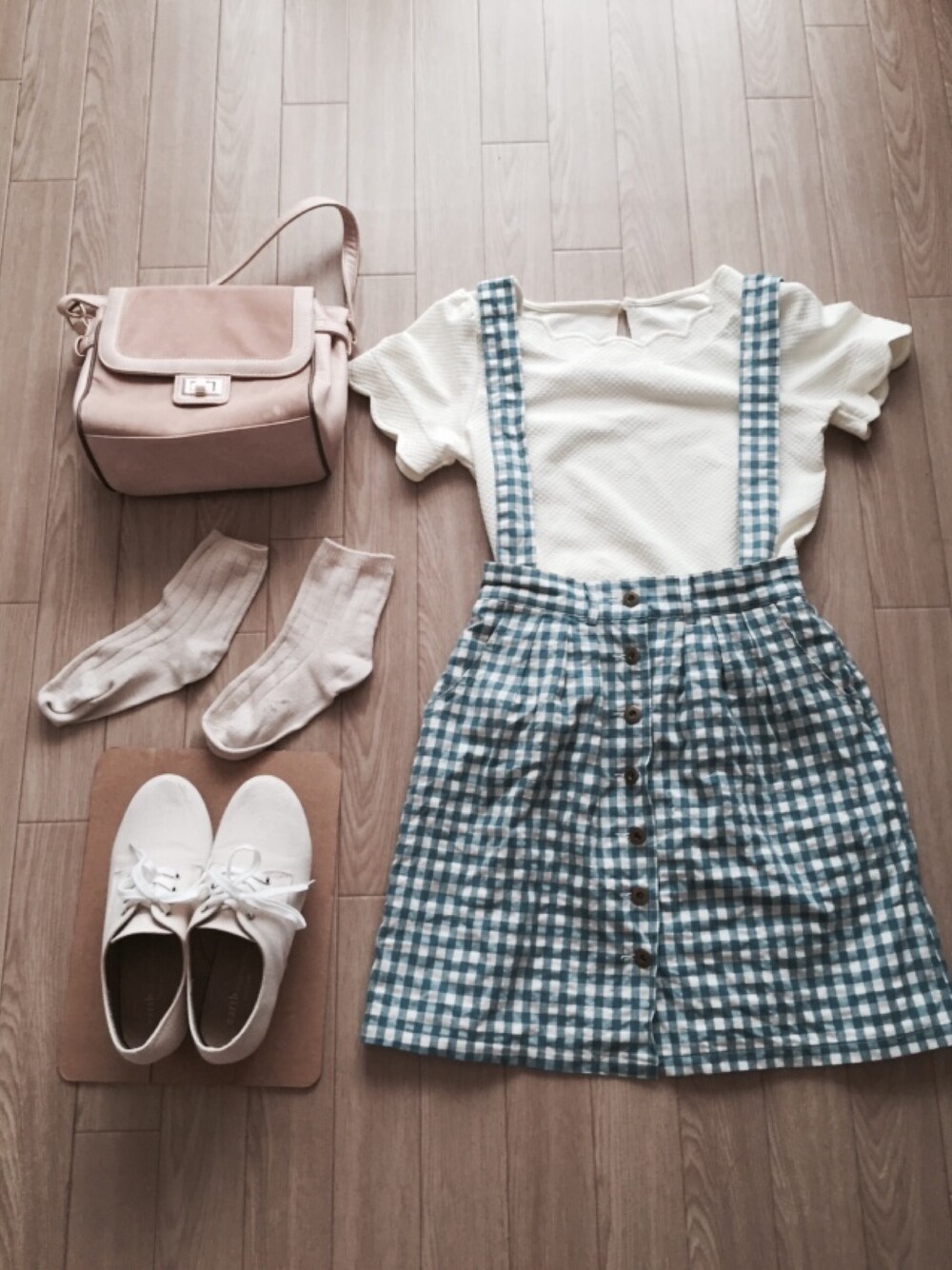 イエロー系のTシャツ/カットソー、ブルー系のスカート、ホワイト系のシューズを着用したレディースの夏コーディネートの1枚目の写真