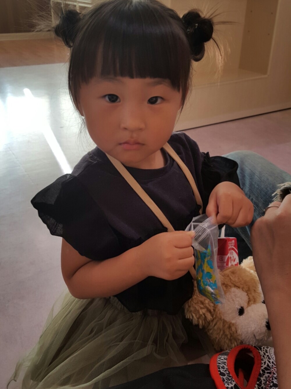 ブラック系のTシャツ/カットソー、その他のスカートを着用したキッズの秋コーディネートの1枚目の写真