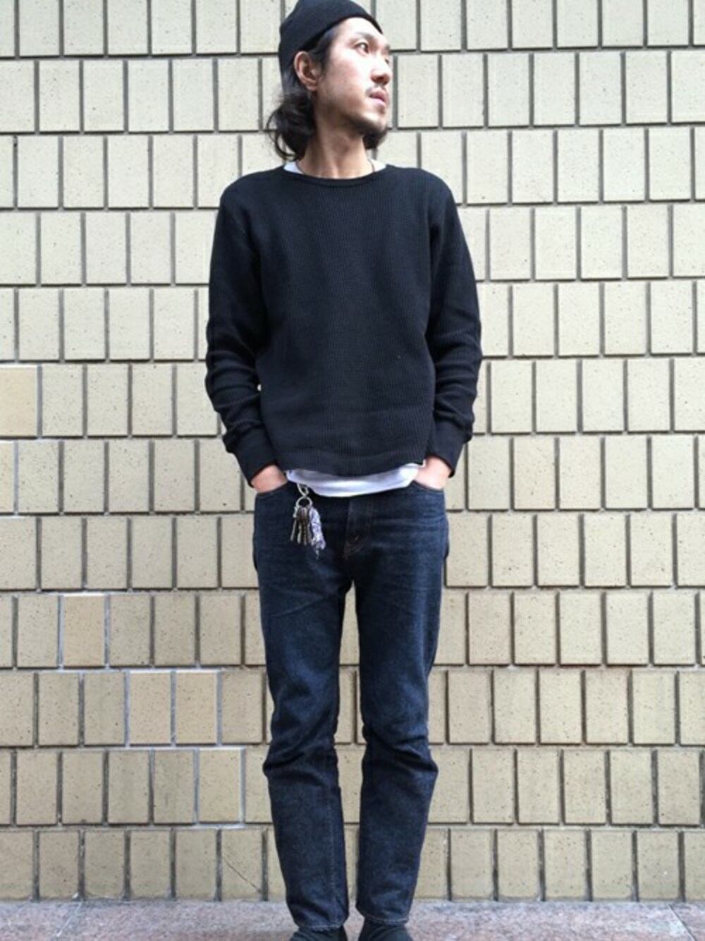「ニット、デニム、シンプル、Denime、ブラック、スキニー、きれいめカジュアル、インディゴ、春、サーマル」｜「Denimeの【MadeInJapan】606 type -OneWash-（デニムパンツ、ブルー系）」を使った、sawadaさん（メンズ・175cm）の冬コーディネートの1枚目の写真