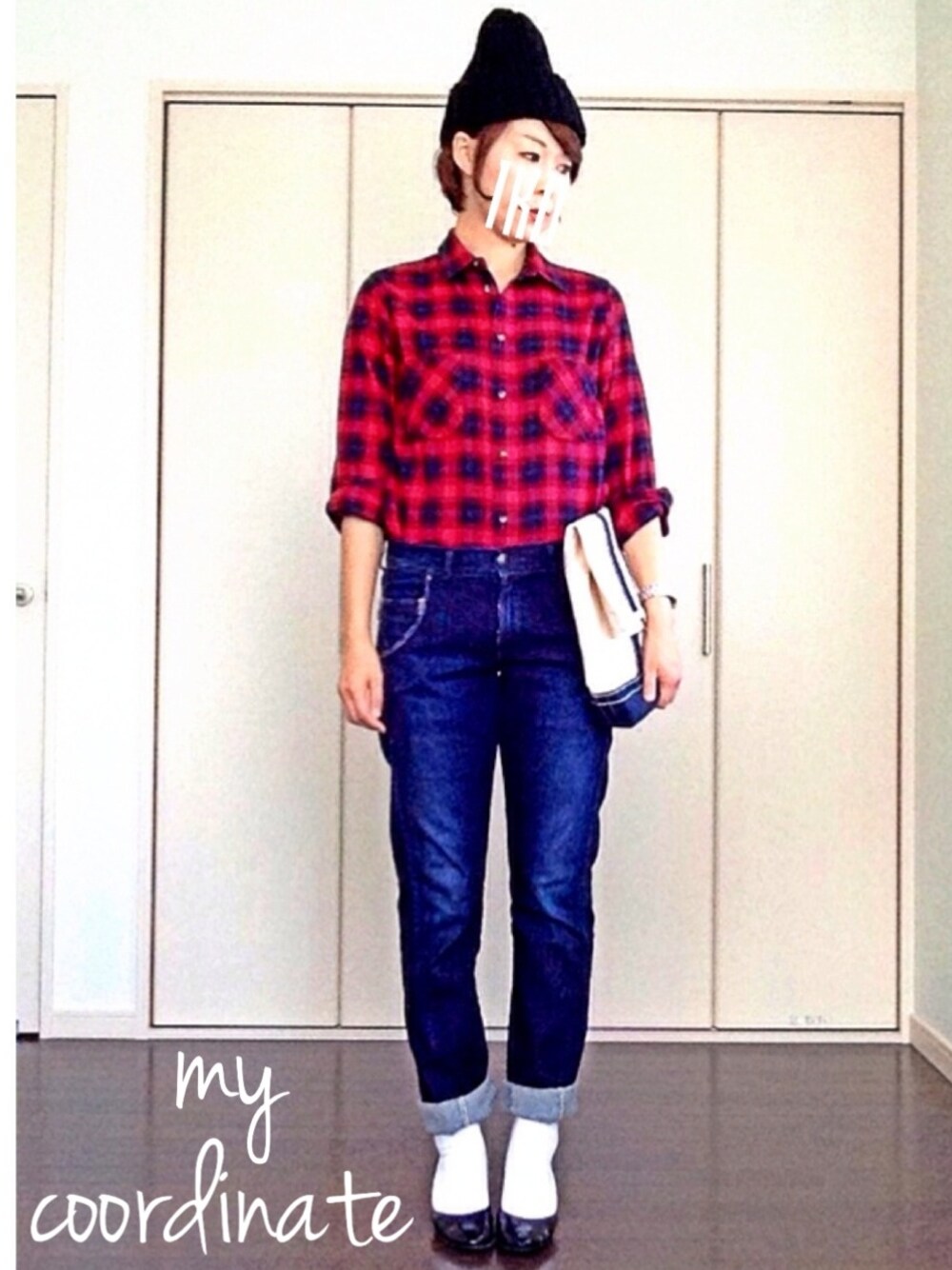 レッド系のシャツ/ブラウス、ブルー系のクラッチバッグ、シルバー系のアナログ腕時計を着用したレディースの秋コーディネートの1枚目の写真