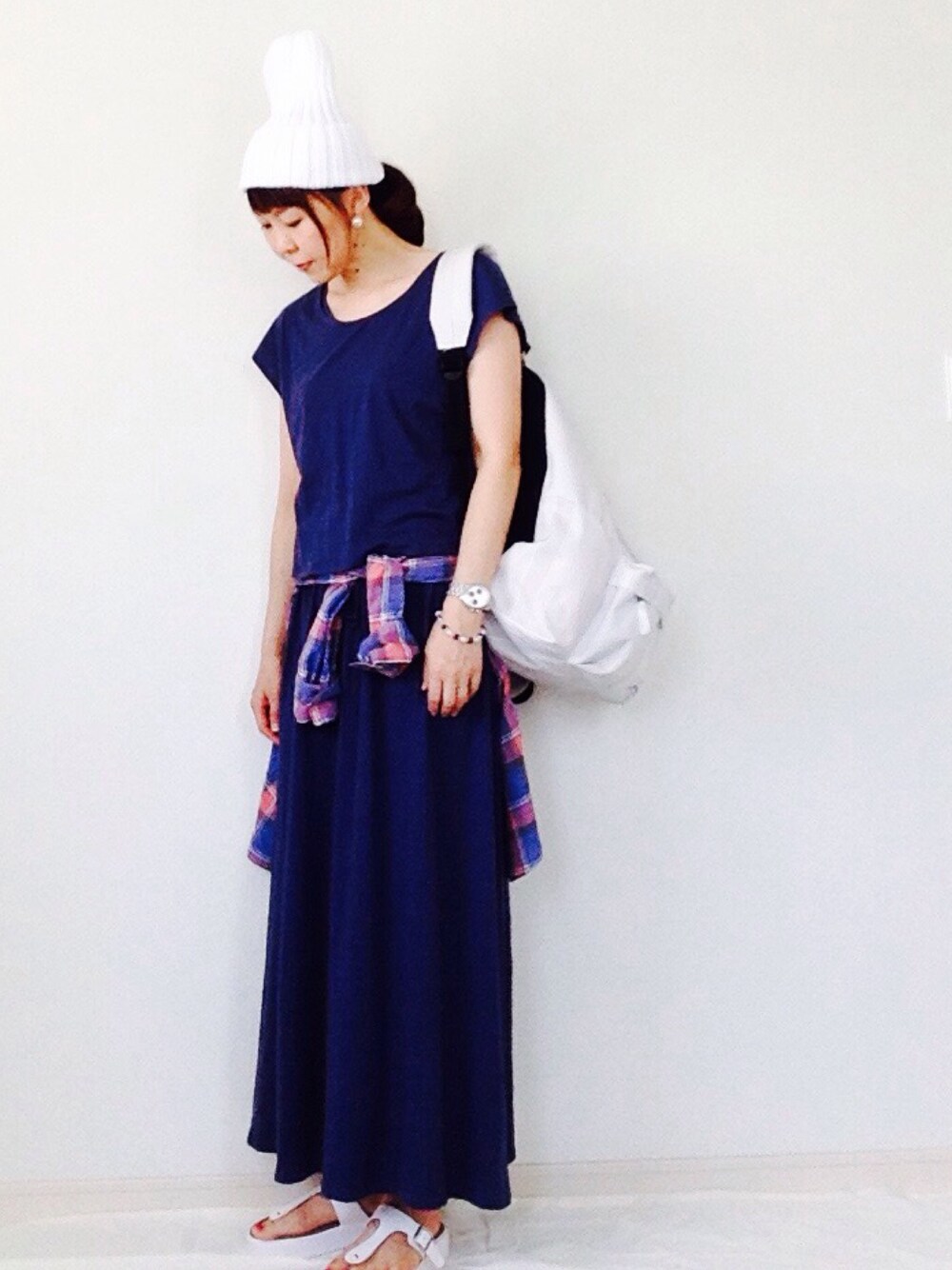 ホワイト系のバックパック/リュック、ブルー系のシャツ/ブラウス、ホワイト系のサンダルを着用したレディースの夏コーディネートの1枚目の写真