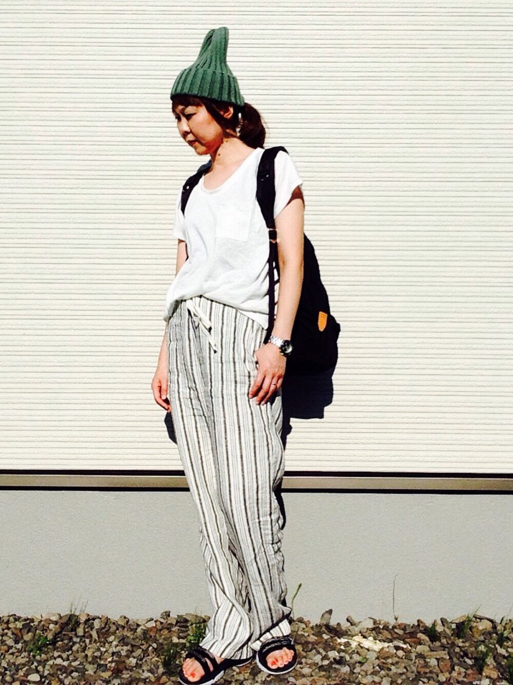 ブラック系のその他パンツ、ホワイト系のTシャツ/カットソー、ブラック系のバックパック/リュックを着用したレディースの夏コーディネートの1枚目の写真