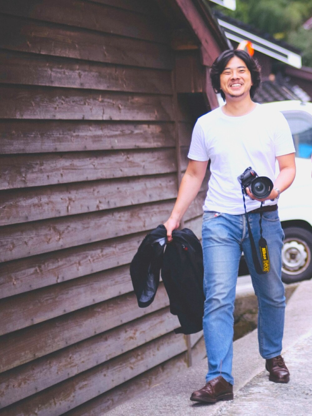 ブラウン系のドレスシューズ、ブルー系のデニムパンツ、ホワイト系のTシャツ/カットソーを着用したメンズの秋コーディネートの1枚目の写真