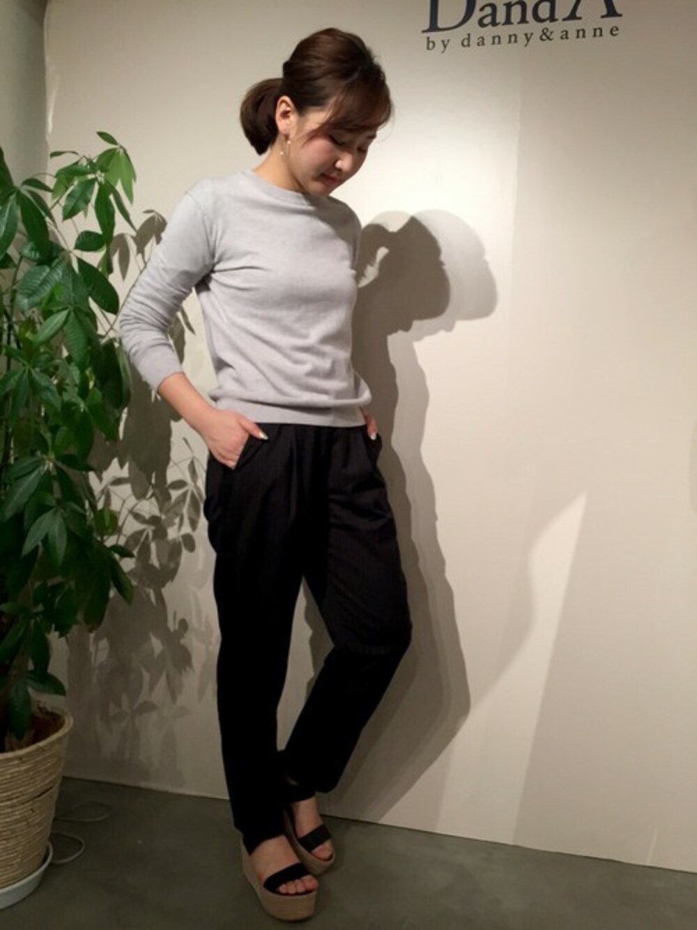 グレー系のニット/セーター、ブラック系のその他パンツ、ブラック系のサンダルを着用したレディースの冬コーディネートの1枚目の写真