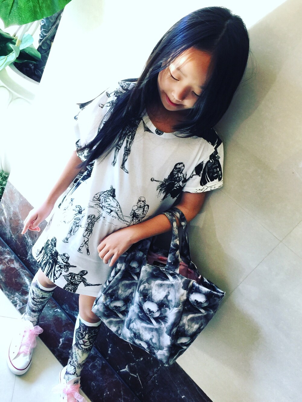 グレー系のトップス、ホワイト系のシューズを着用したキッズの秋コーディネートの1枚目の写真