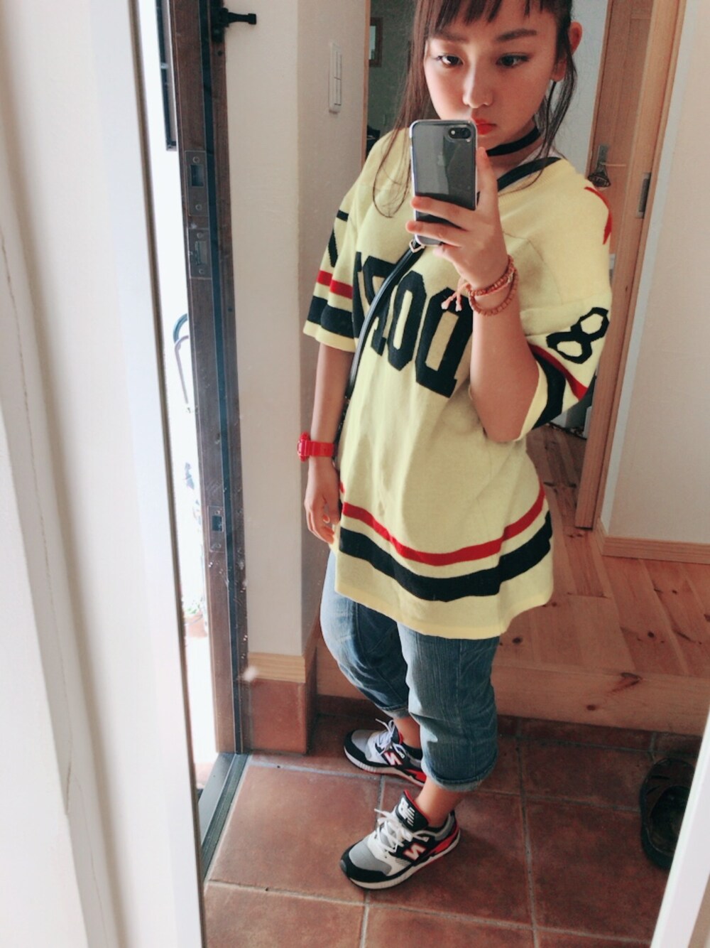 イエロー系のニット/セーター、グレー系のスニーカー、その他のその他を着用したレディースの秋コーディネートの1枚目の写真