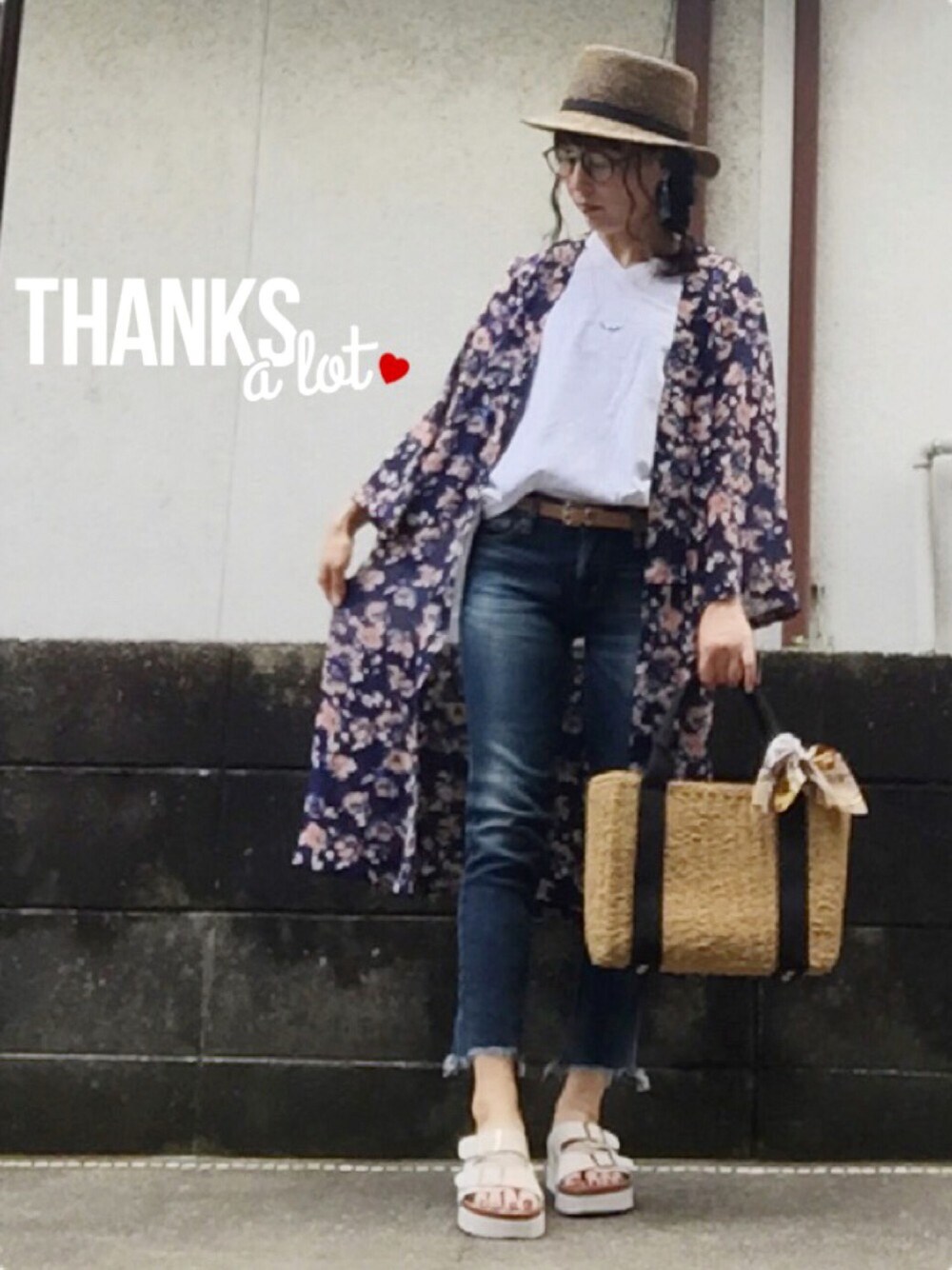 「カジュアル、ネイビー×ホワイト、スキニーデニム、花柄ｶﾞｳﾝ、ぶれぶれ同盟、アダルトおカワたん部、チビーズ✳︎、服バカ、起きるの辛い部ぅ、バックドラフト告知」｜「無印良品のアイテム（ハット、ブラウン系）」を使った、ひめもんさん（レディース・154cm）の夏コーディネートの1枚目の写真