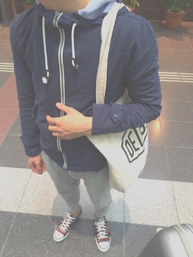 「アイテム（マウンテンパーカー、ブルー系）」を使った、Yusukeさん（メンズ・172cm）の春コーディネート