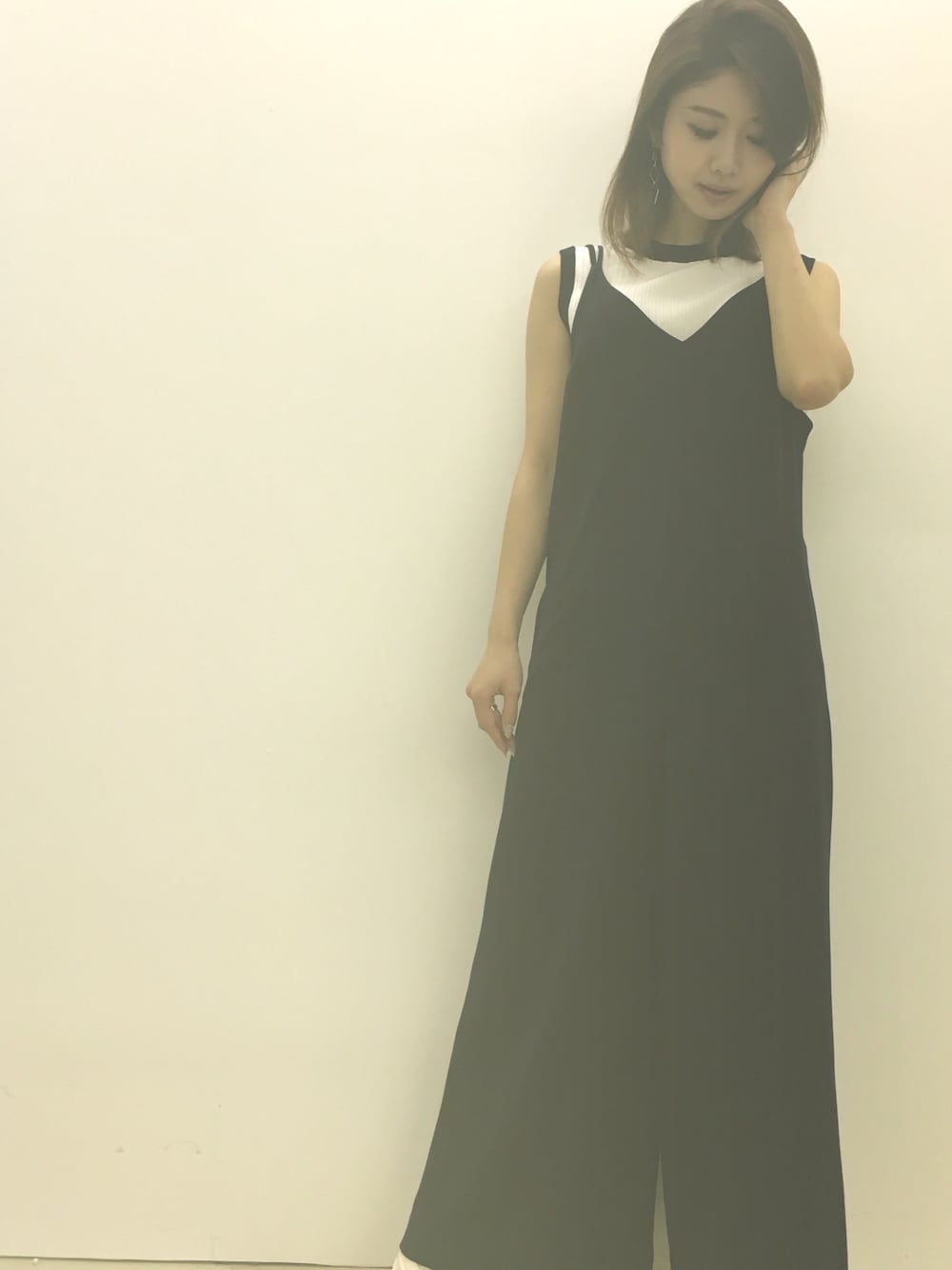 「モノトーン、オトナカジュアル、カジュアルコーデ、はるコーデ、outfit、ワイドパンツ、キャミワンピ、キャミソール、白黒」｜「MULLERの【ViVi・ＪＪ4月号掲載商品】キャミサロペット（サロペット/オーバーオール、ブルー系）」を使った、一木 美里さん（レディース・155cm）の春コーディネートの1枚目の写真